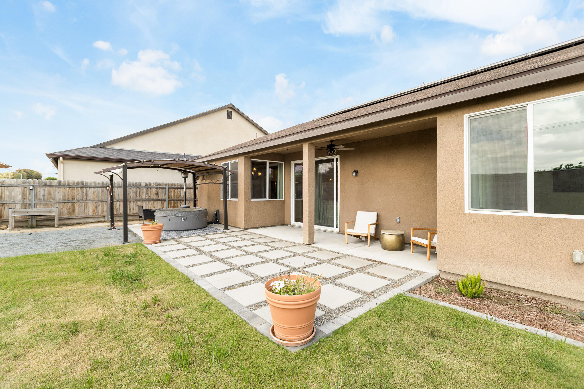 1371 W Sawtooth Pl, Hanford, CA 93230