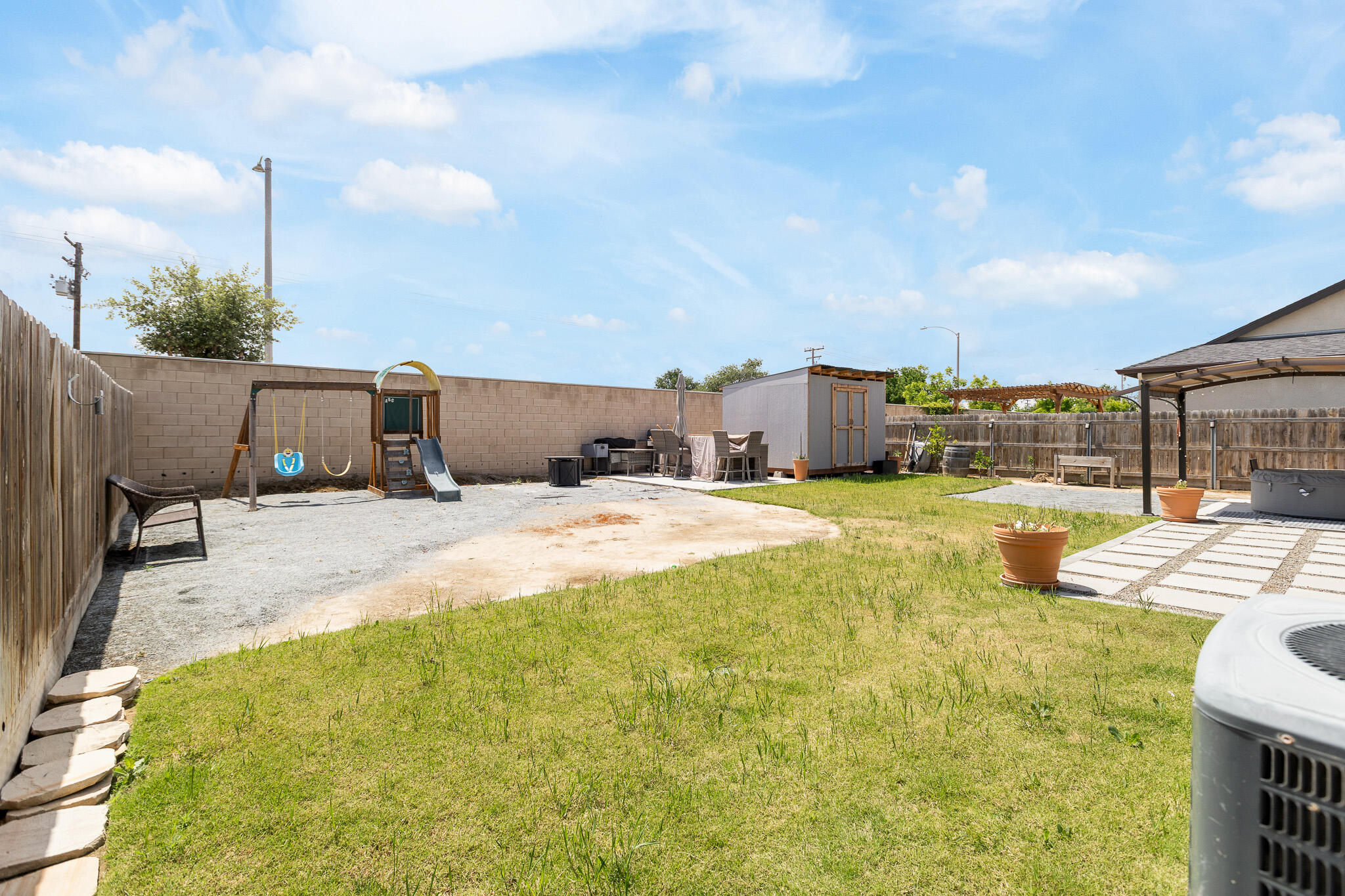 1371 W Sawtooth Pl, Hanford, CA 93230