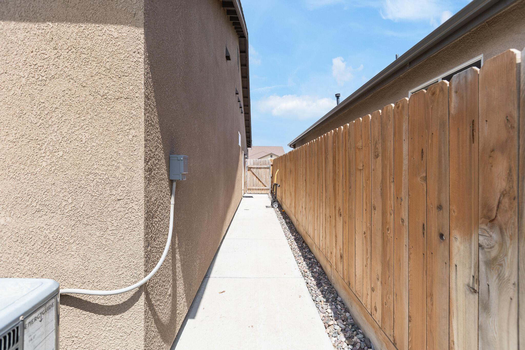 1371 W Sawtooth Pl, Hanford, CA 93230