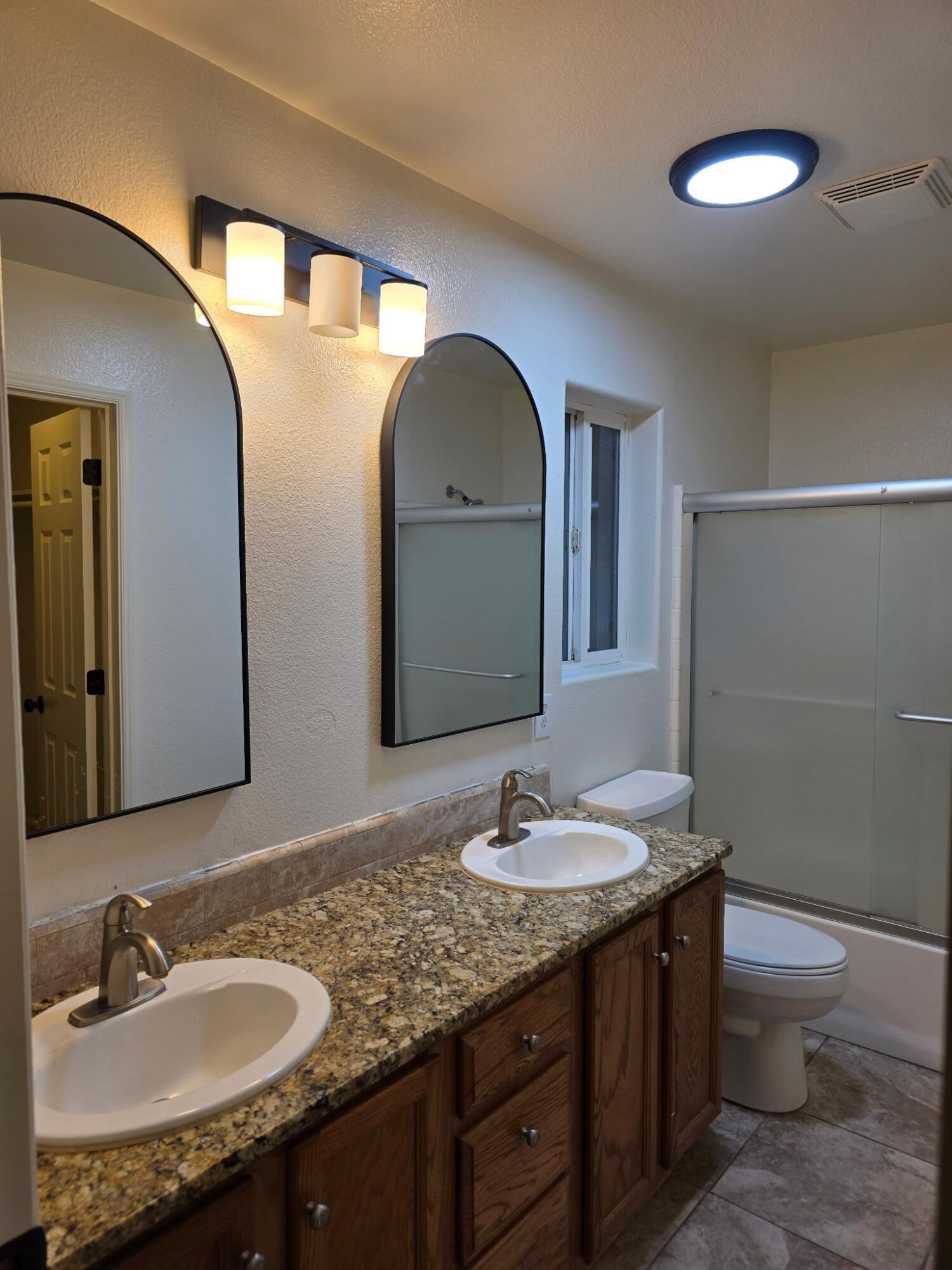 4011 E Oak Ave, Visalia, CA 93292