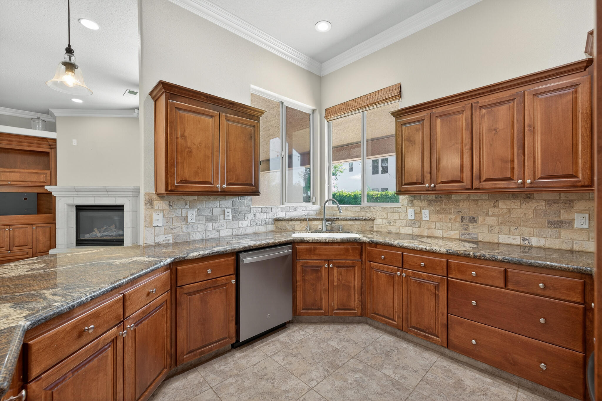 2883 22nd Ct, Kingsburg, CA 93631