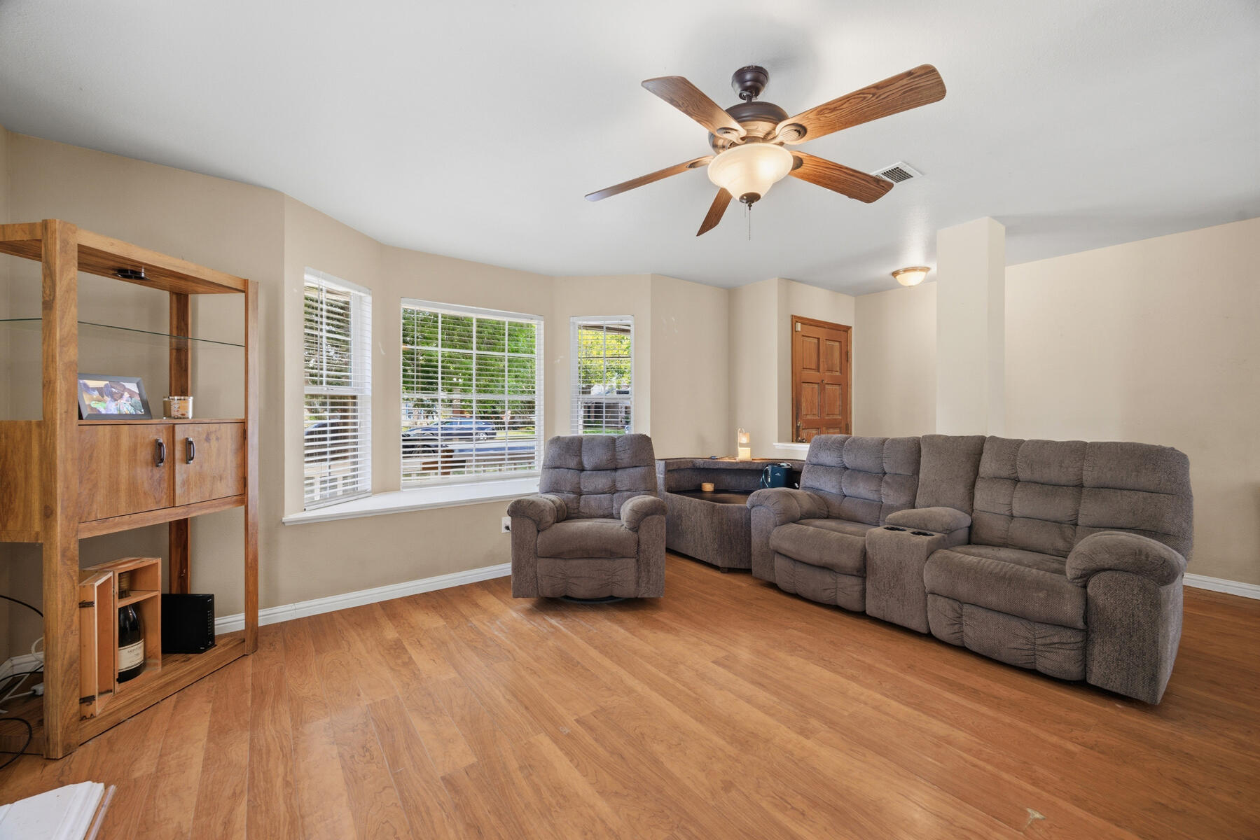 281 Somerset Dr, Lemoore, CA 93245