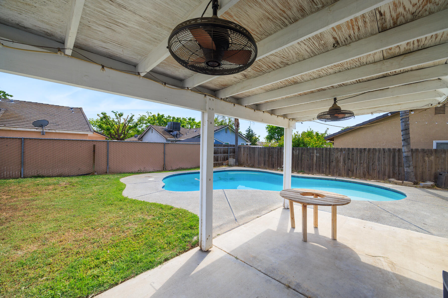 281 Somerset Dr, Lemoore, CA 93245