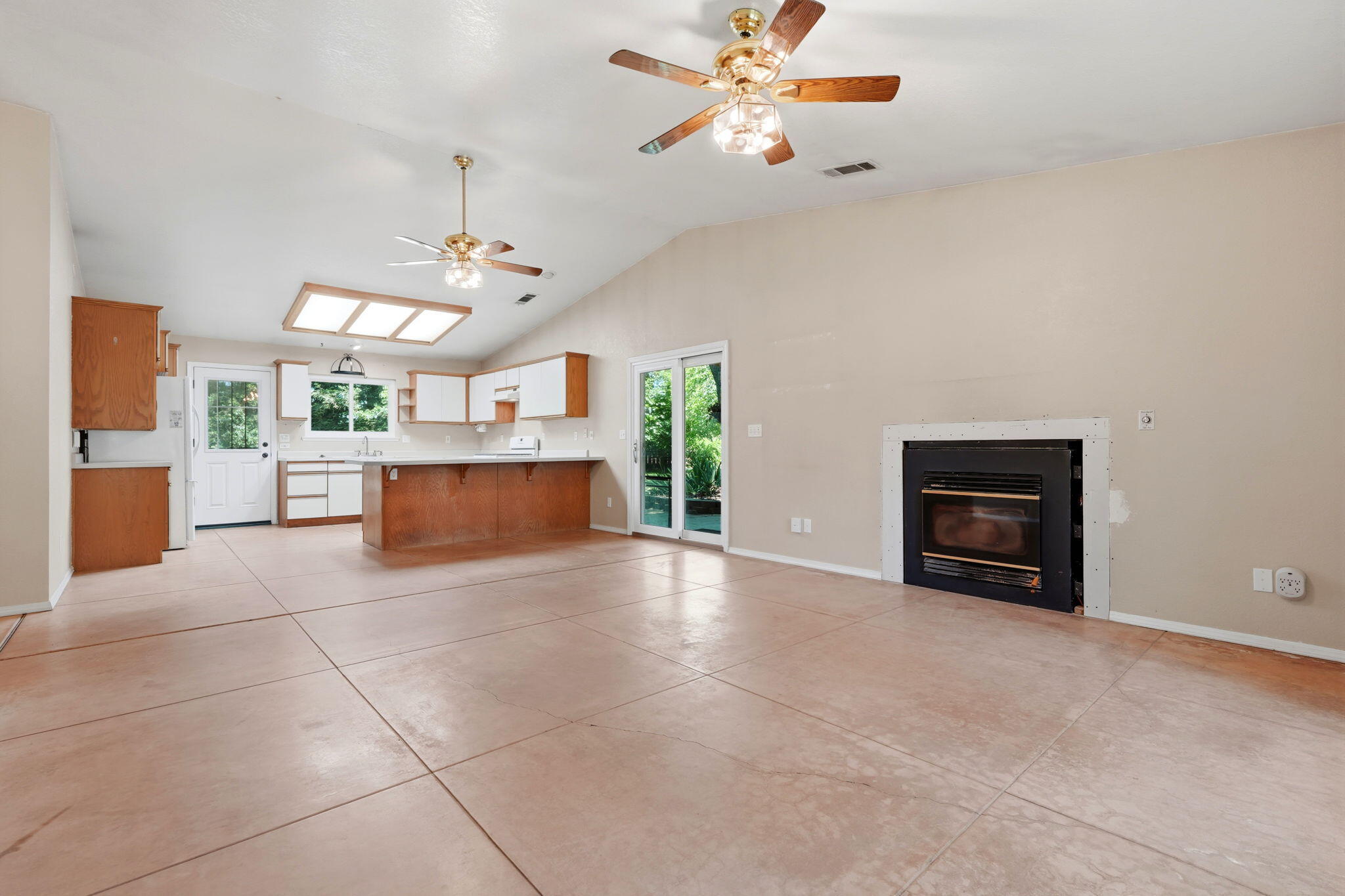 12470 Hacienda Ave, Visalia, CA 93291