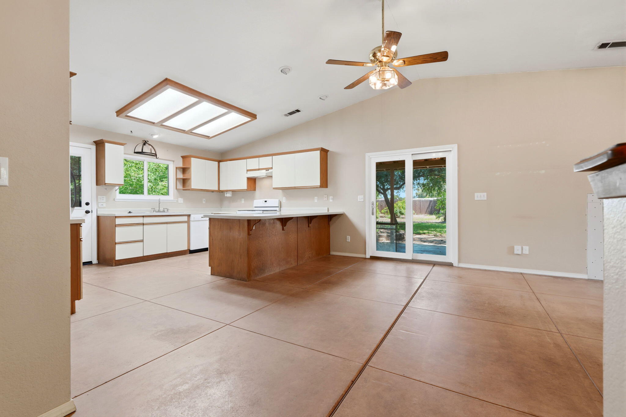 12470 Hacienda Ave, Visalia, CA 93291