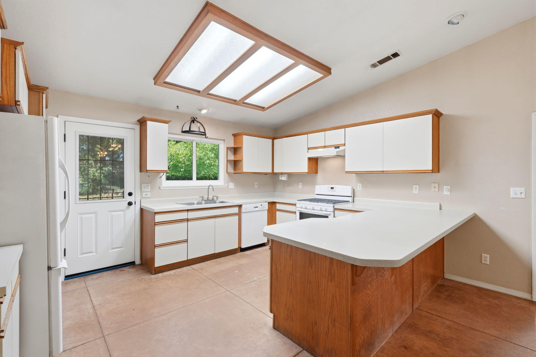 12470 Hacienda Ave, Visalia, CA 93291