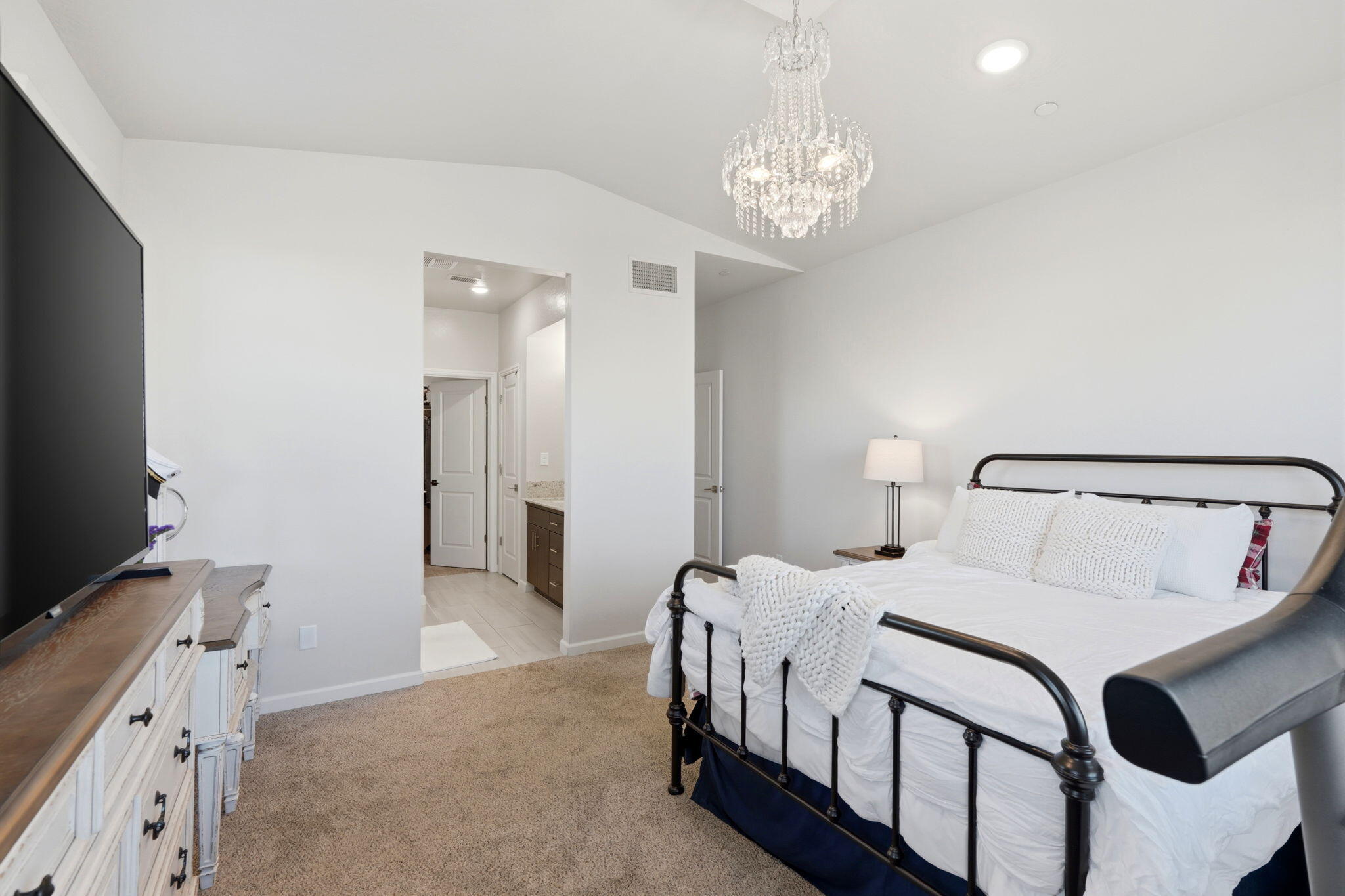 3245 Las Rosas Ave, Clovis, CA 93619