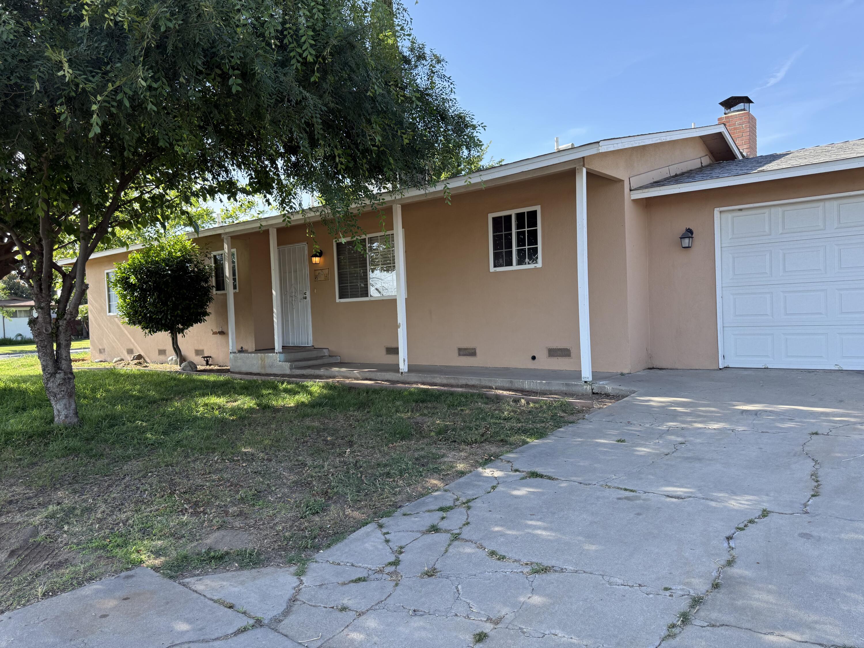 998 W Bardsley Ave, Tulare, CA 93274