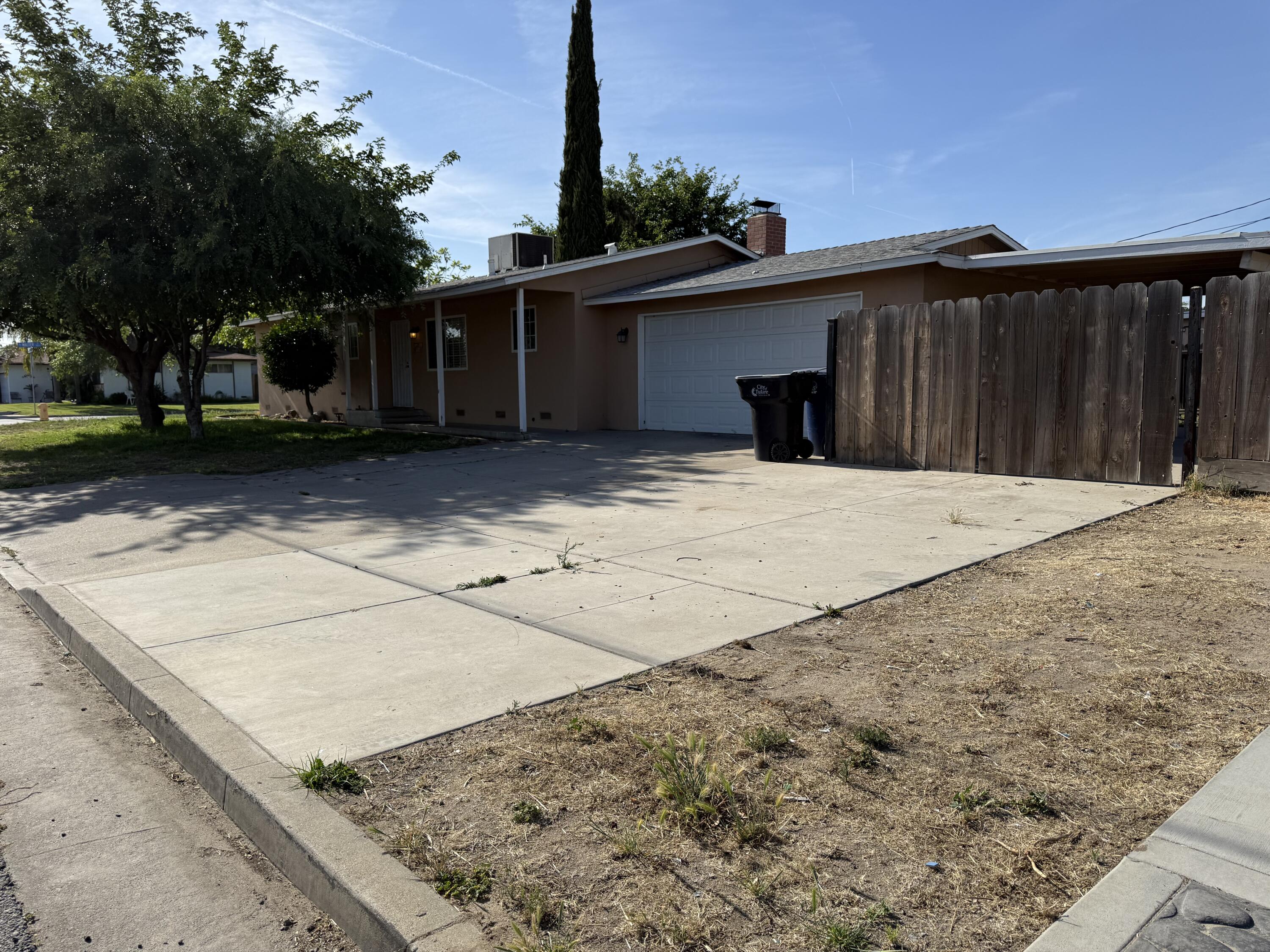 998 W Bardsley Ave, Tulare, CA 93274