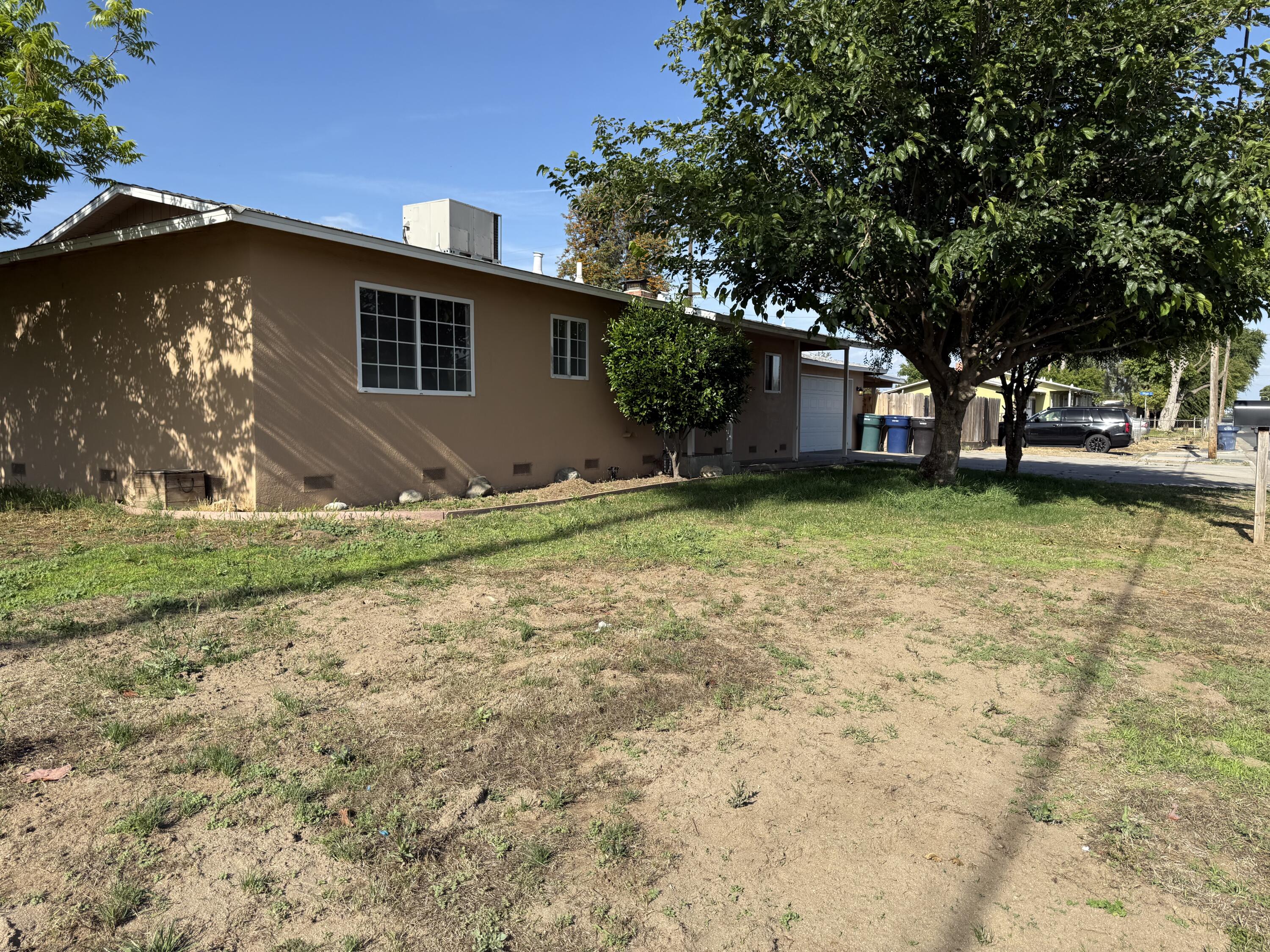 998 W Bardsley Ave, Tulare, CA 93274