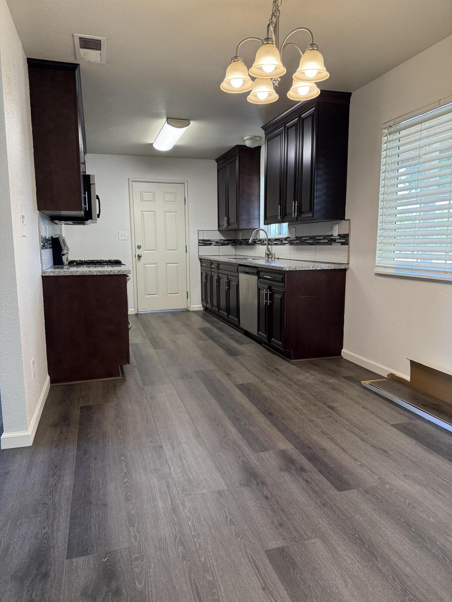 998 W Bardsley Ave, Tulare, CA 93274