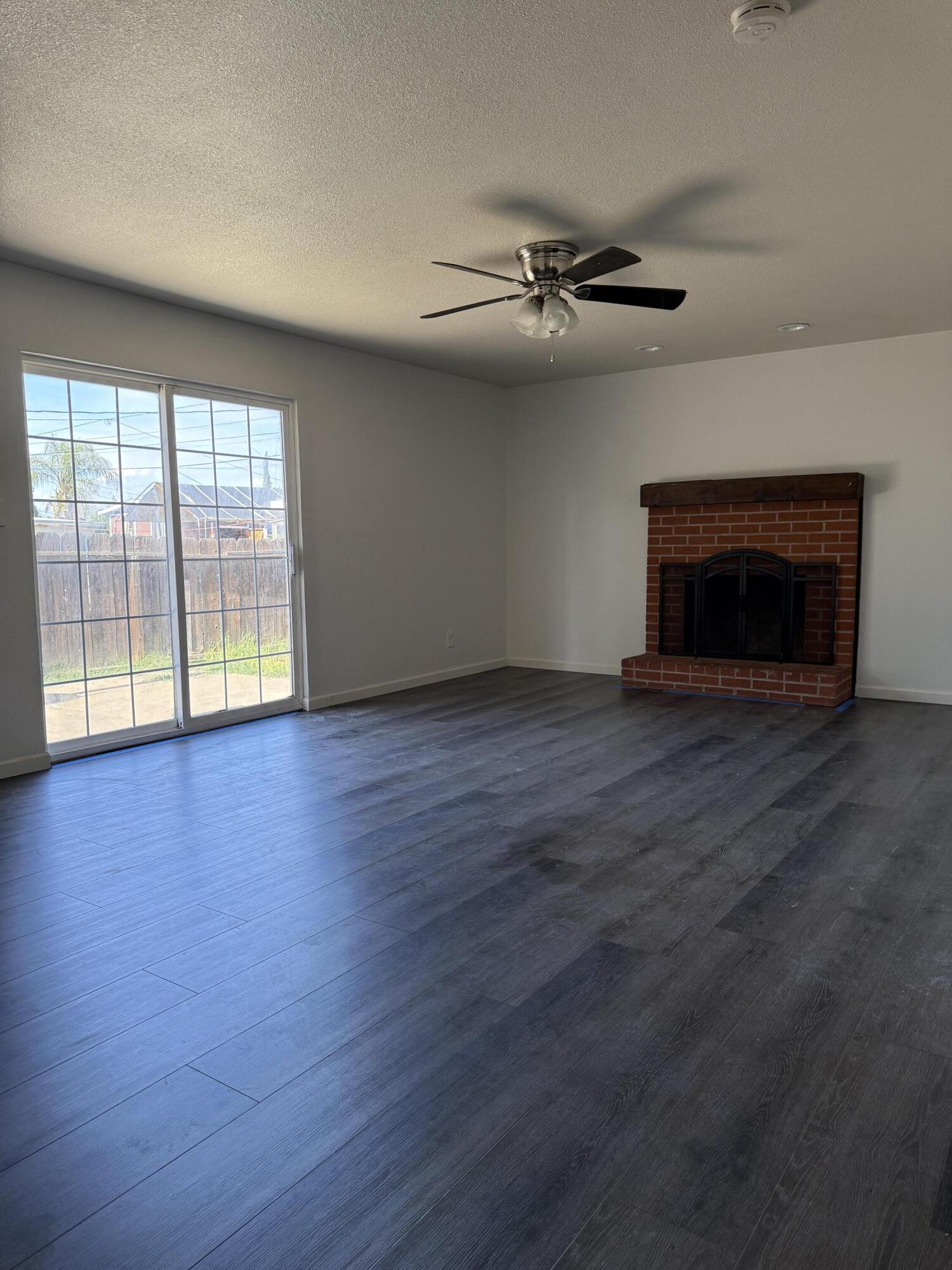 998 W Bardsley Ave, Tulare, CA 93274