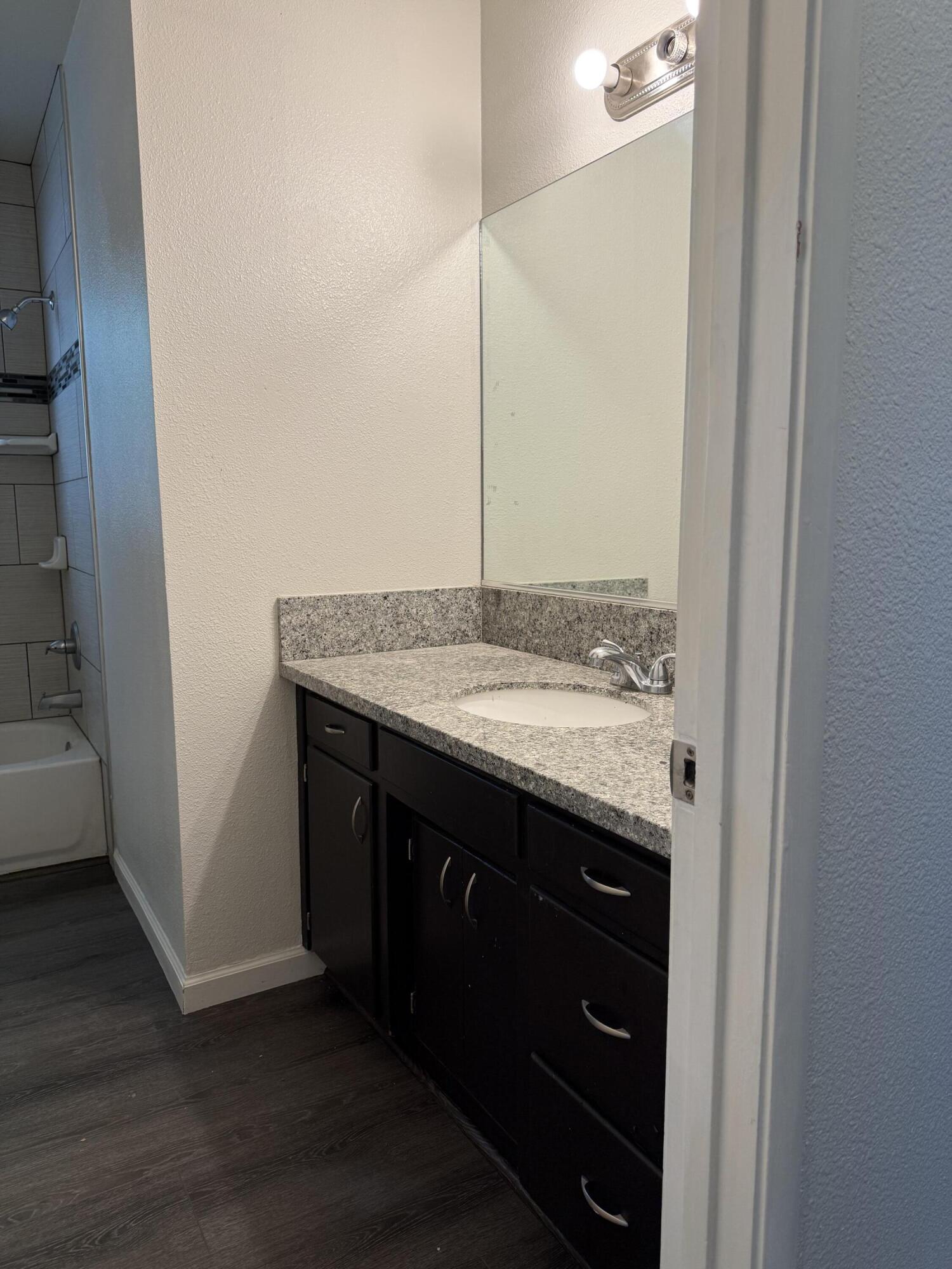 998 W Bardsley Ave, Tulare, CA 93274