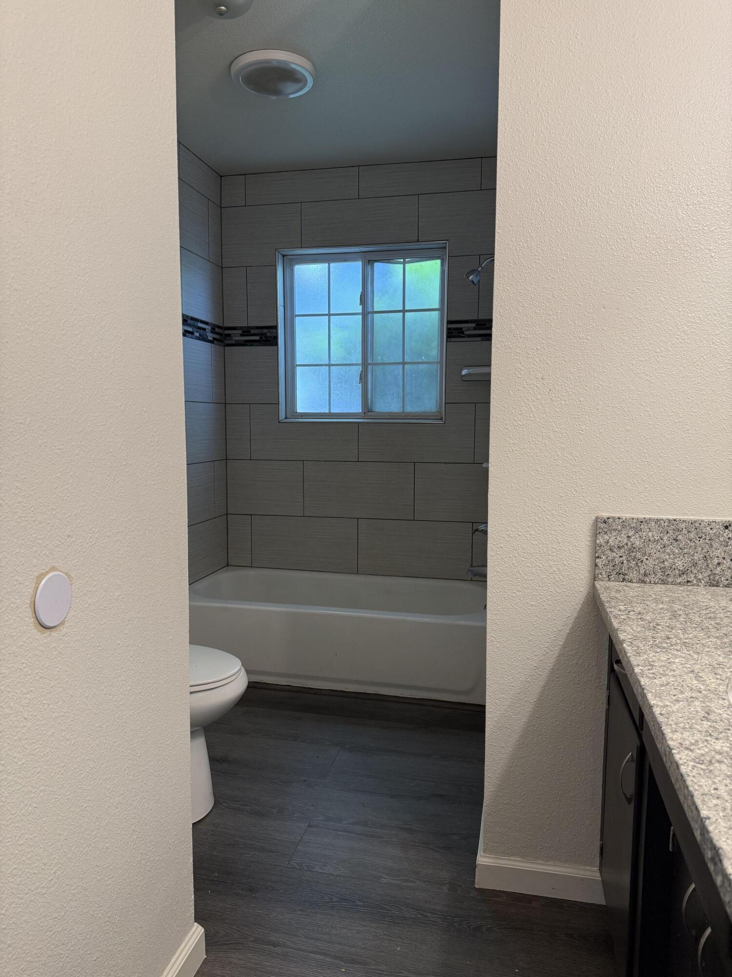 998 W Bardsley Ave, Tulare, CA 93274