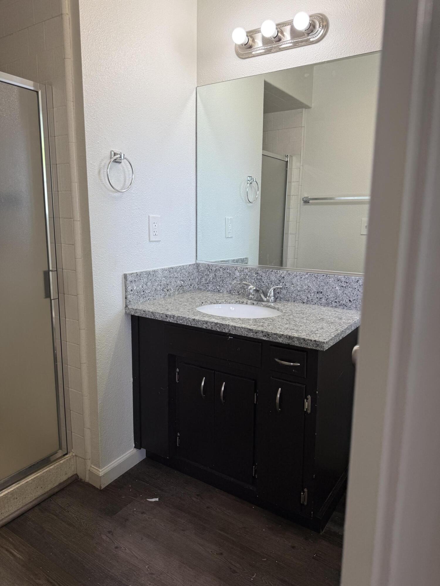 998 W Bardsley Ave, Tulare, CA 93274