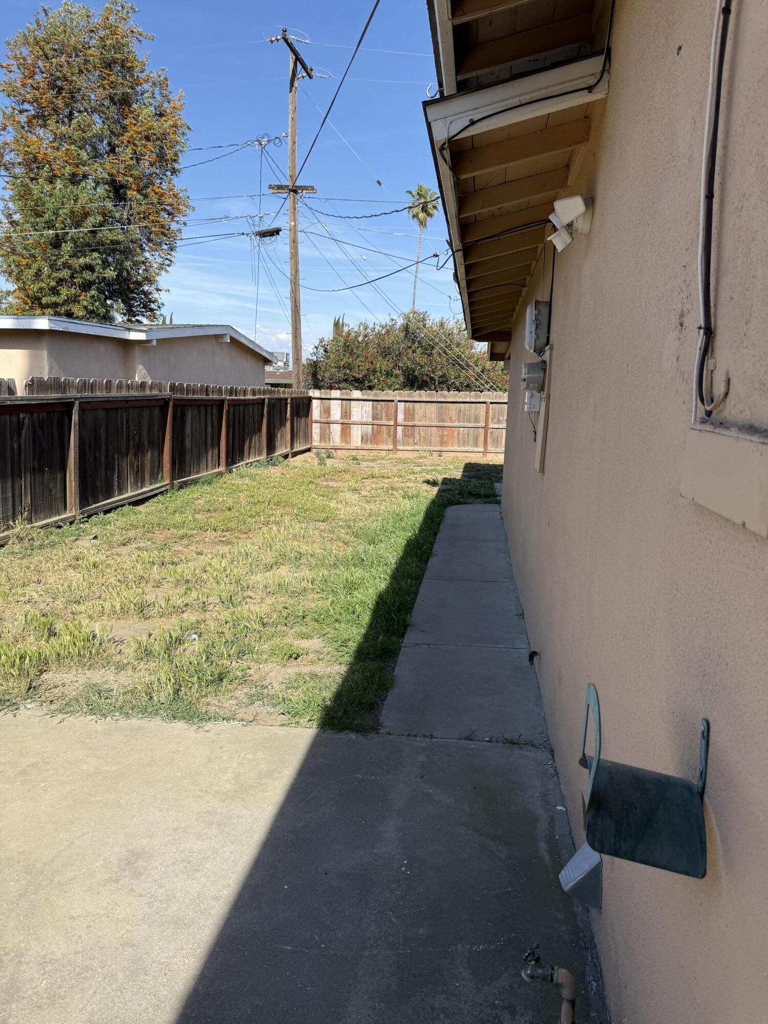 998 W Bardsley Ave, Tulare, CA 93274