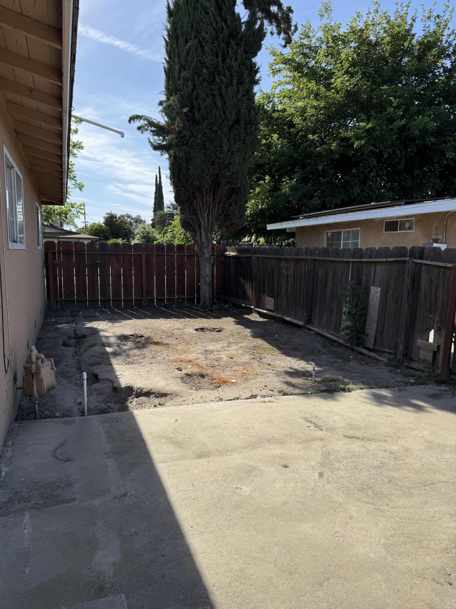 998 W Bardsley Ave, Tulare, CA 93274