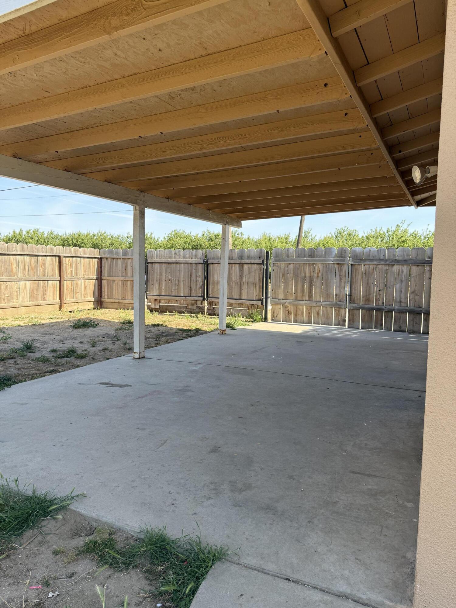 998 W Bardsley Ave, Tulare, CA 93274