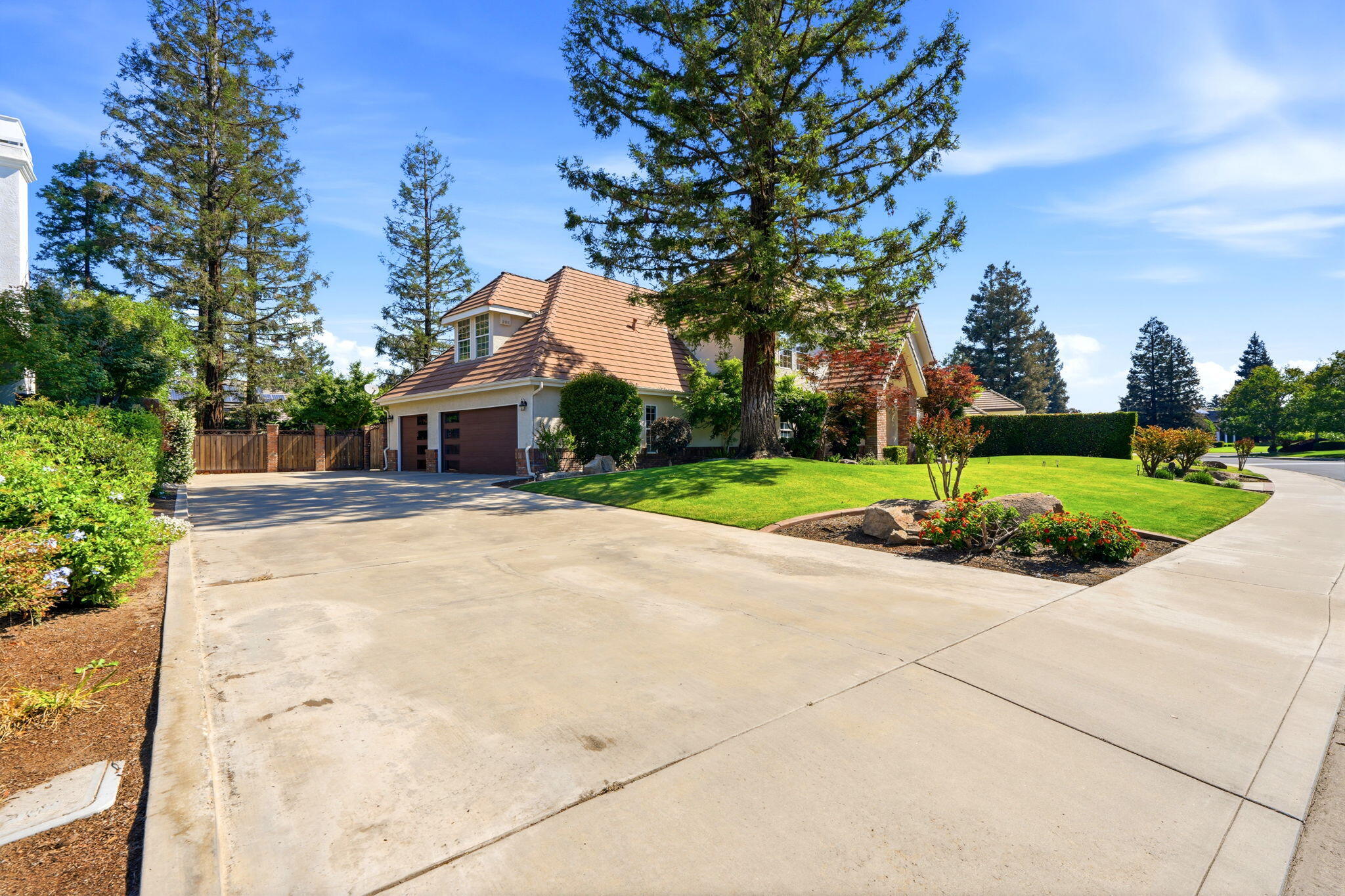 5036 Lakewood Dr, Visalia, CA 93291