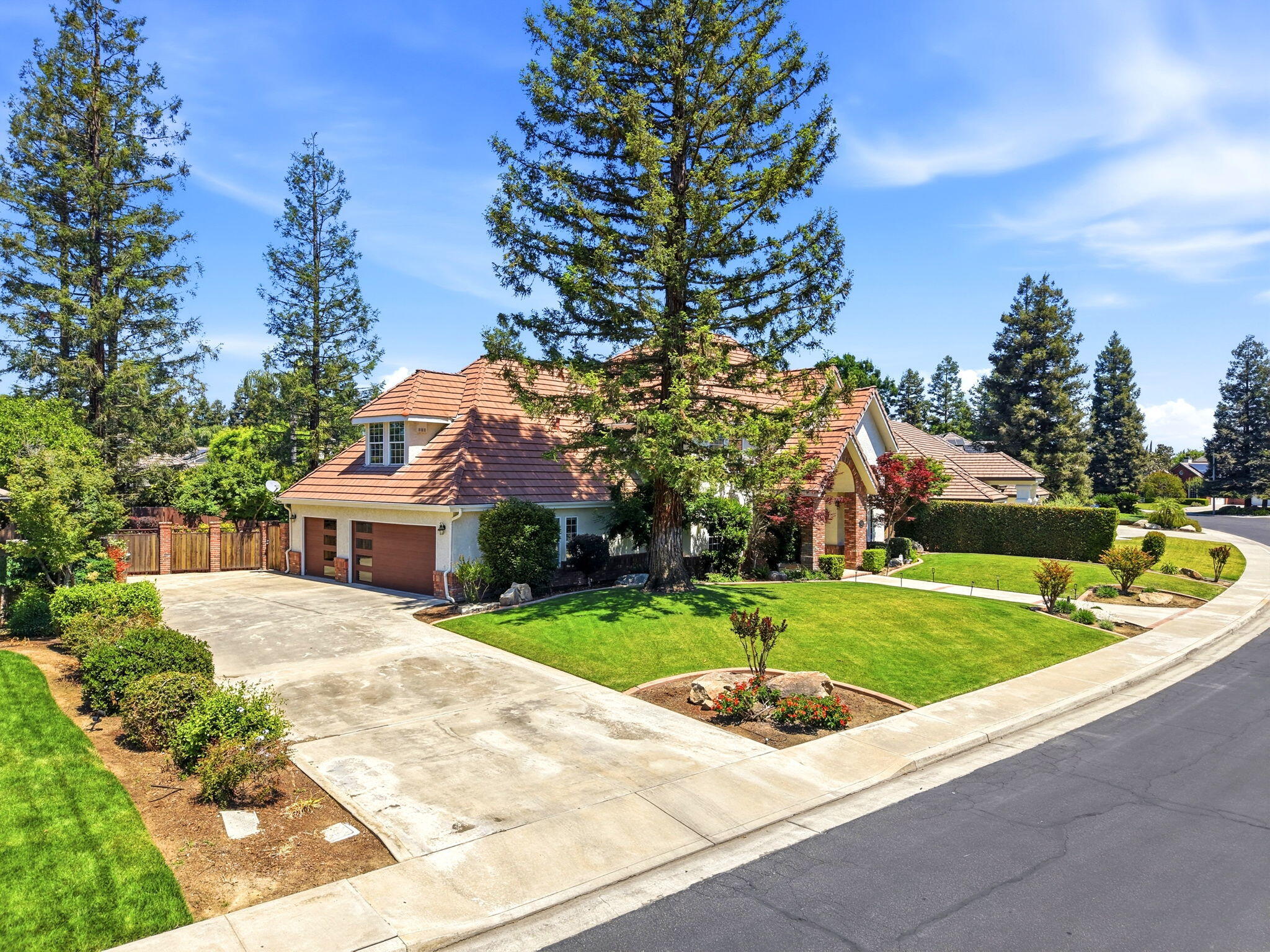 5036 Lakewood Dr, Visalia, CA 93291