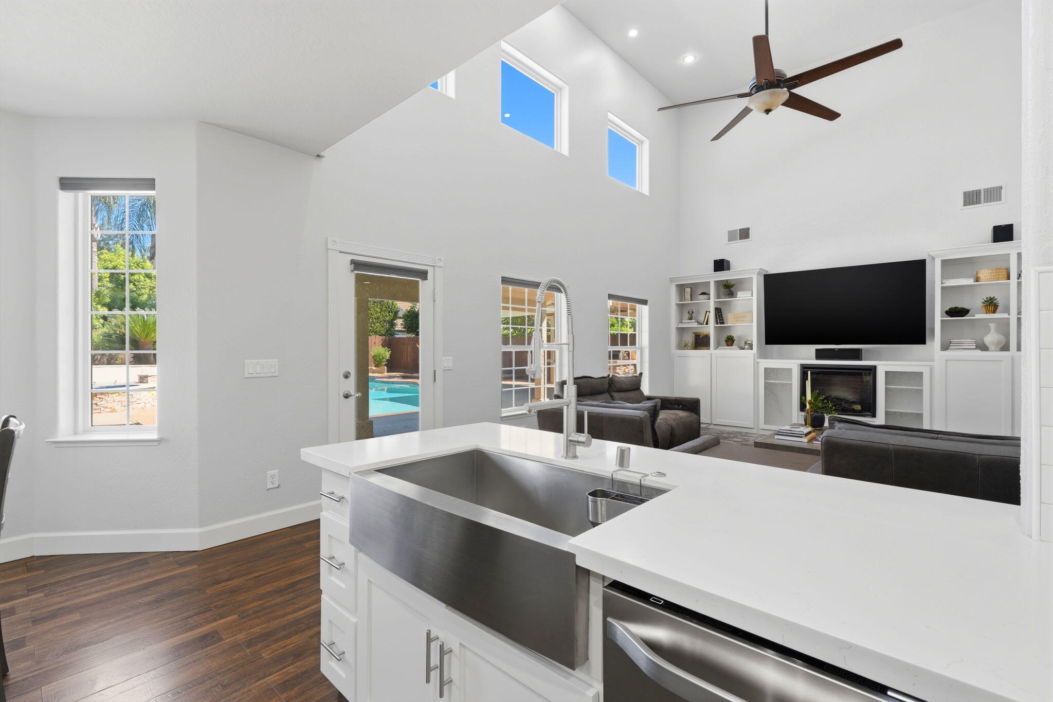 5036 Lakewood Dr, Visalia, CA 93291