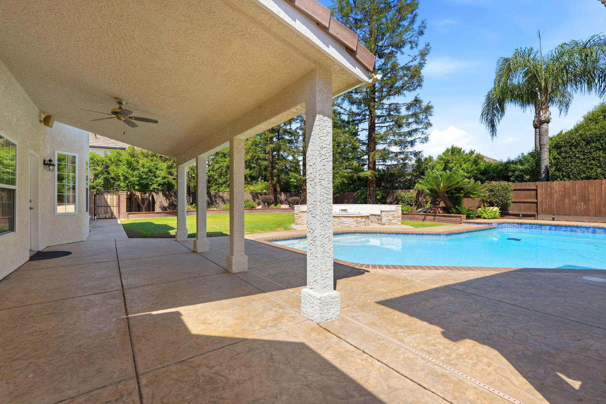5036 Lakewood Dr, Visalia, CA 93291