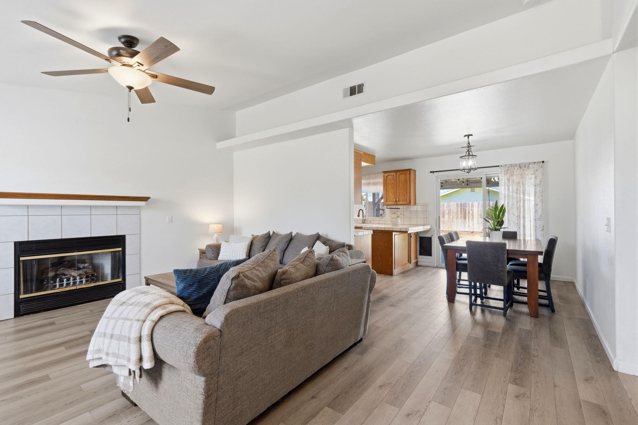 3118 W Loyola Ct, Visalia, CA 93277