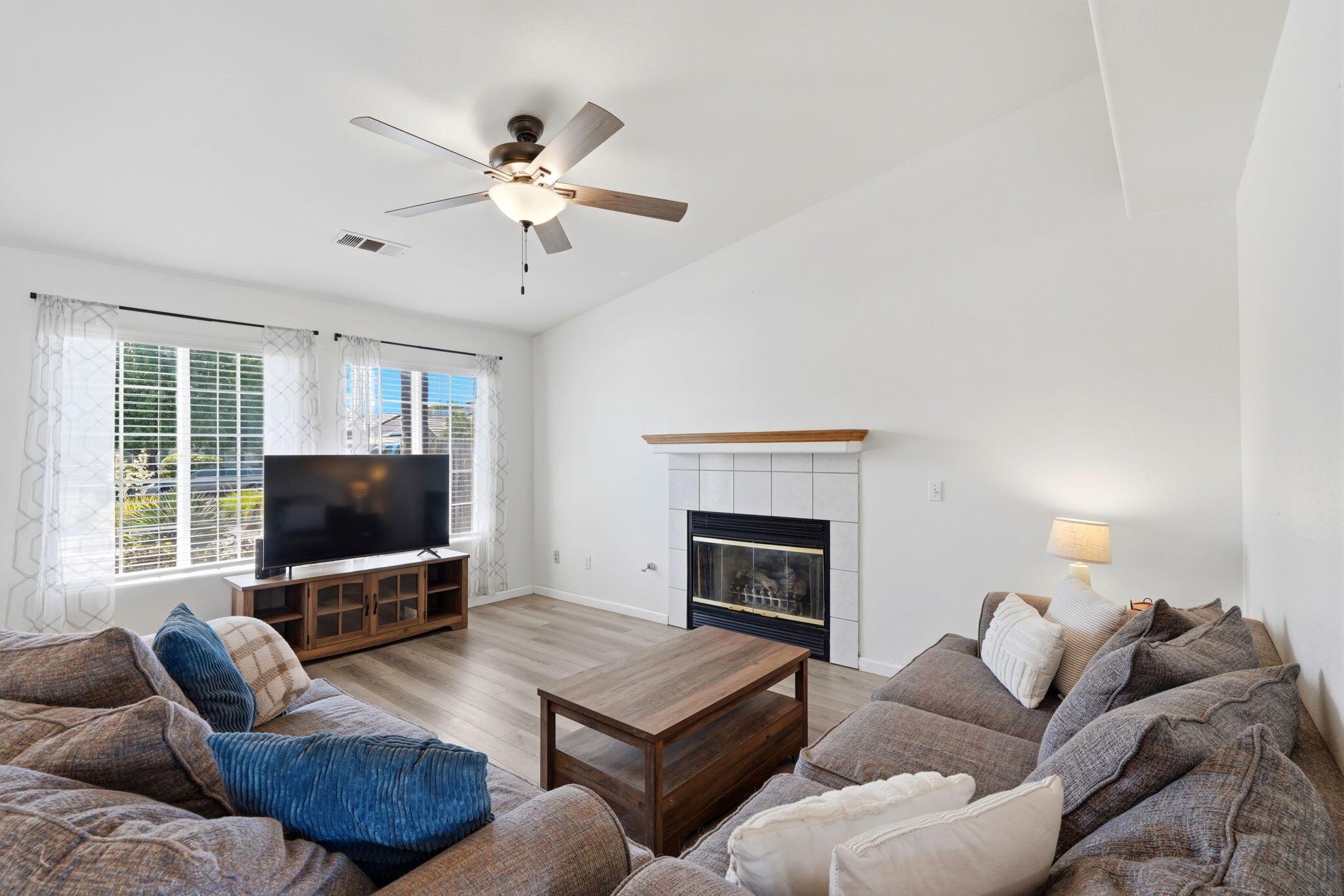 3118 W Loyola Ct, Visalia, CA 93277