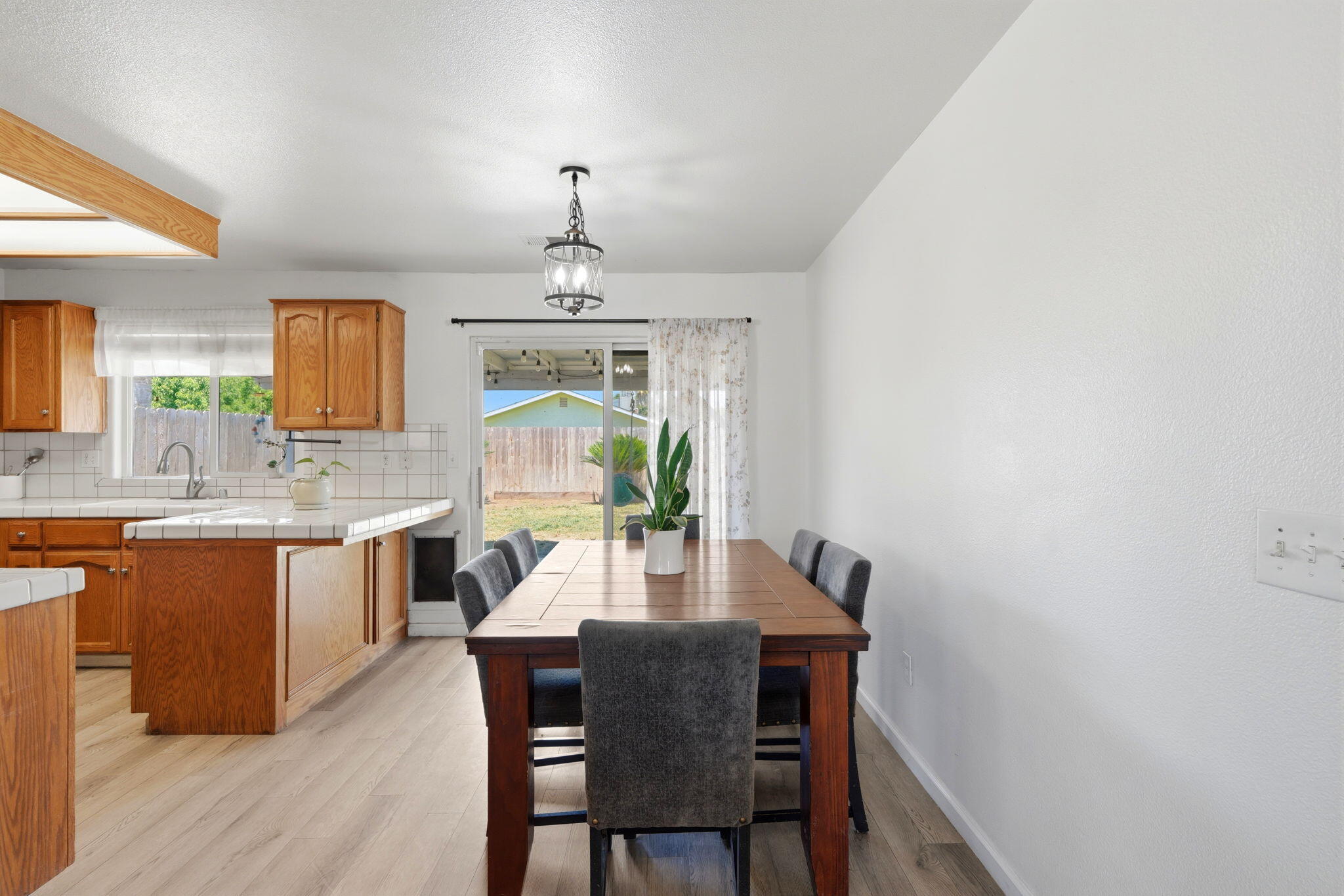 3118 W Loyola Ct, Visalia, CA 93277