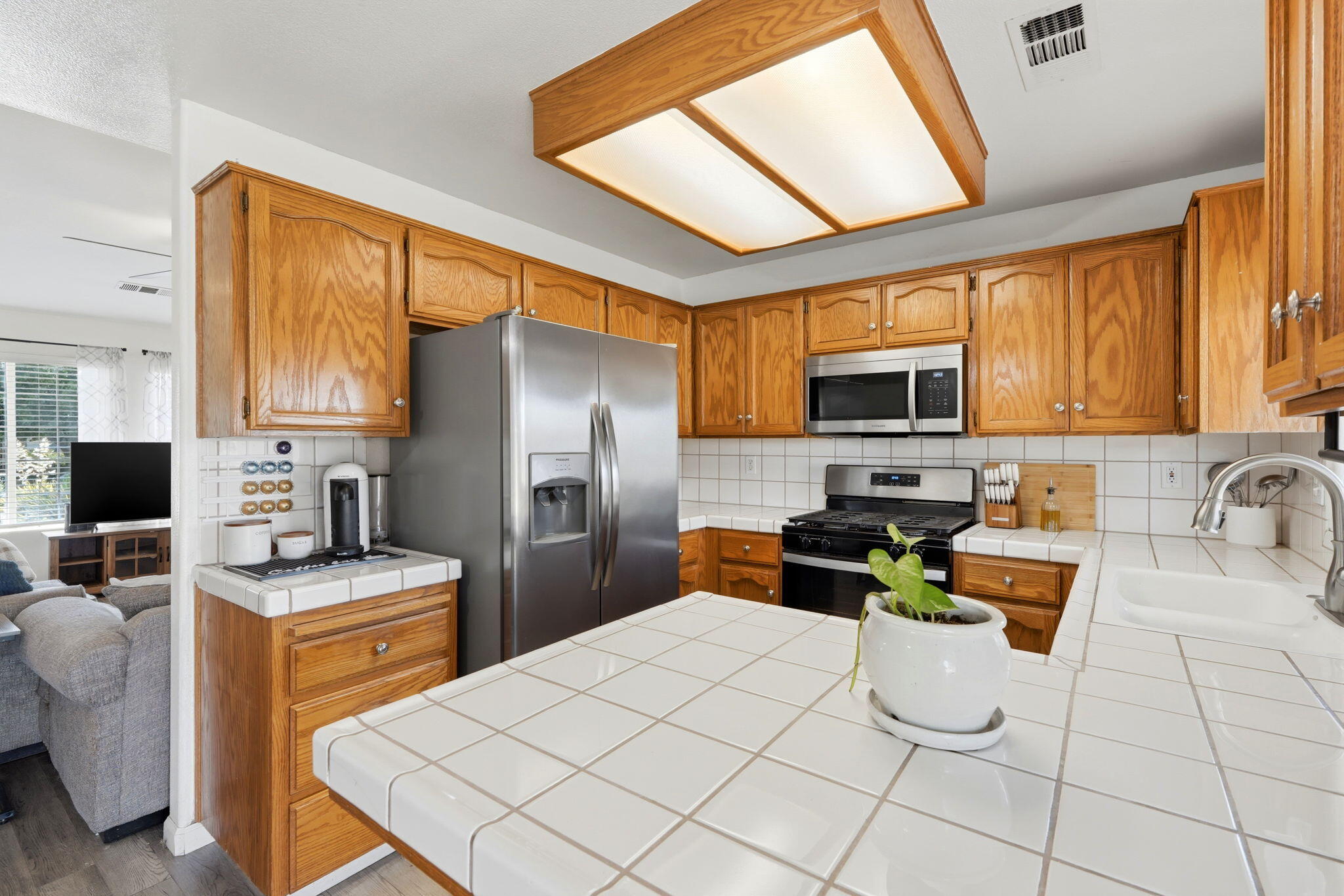 3118 W Loyola Ct, Visalia, CA 93277