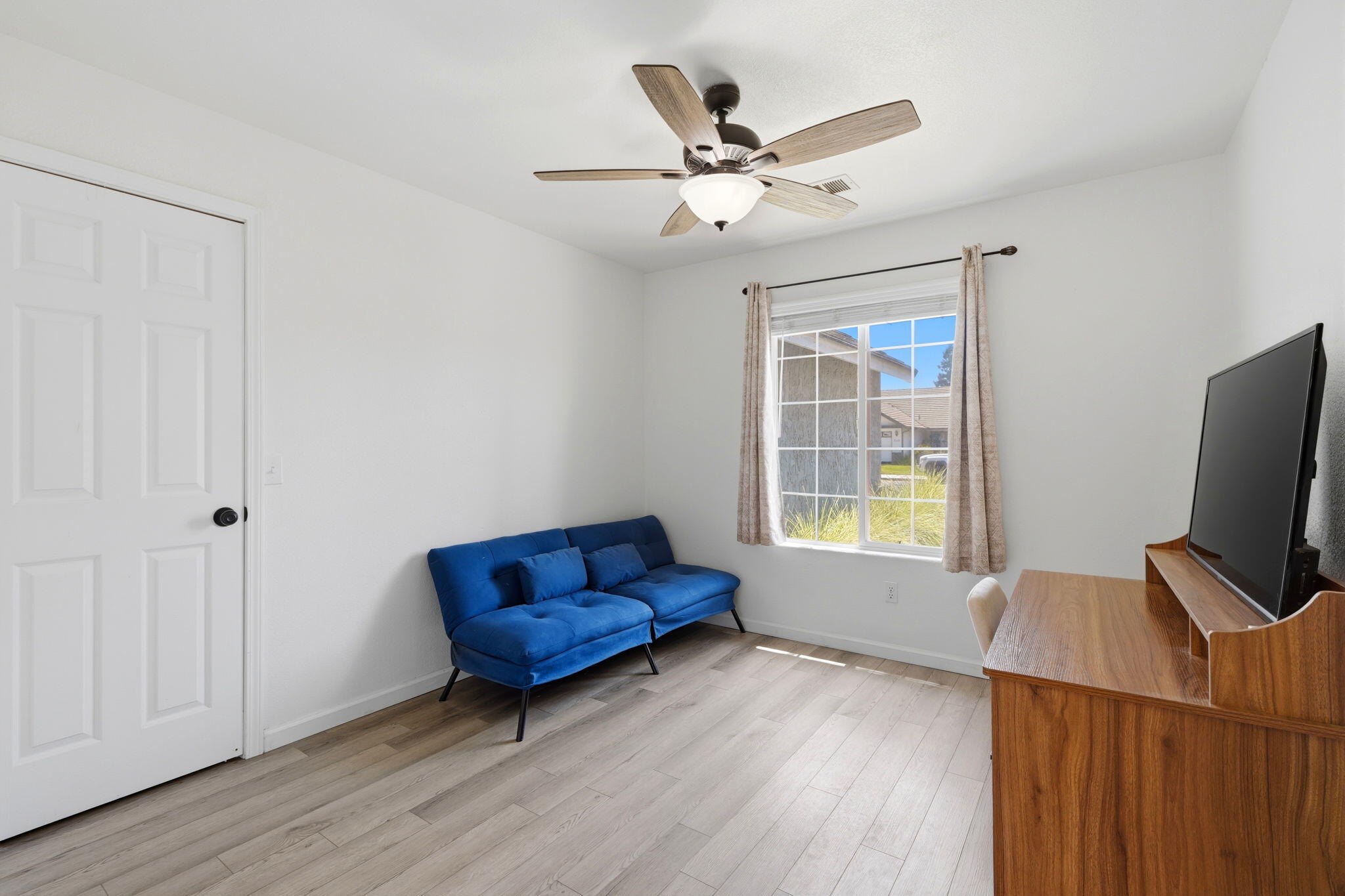 3118 W Loyola Ct, Visalia, CA 93277