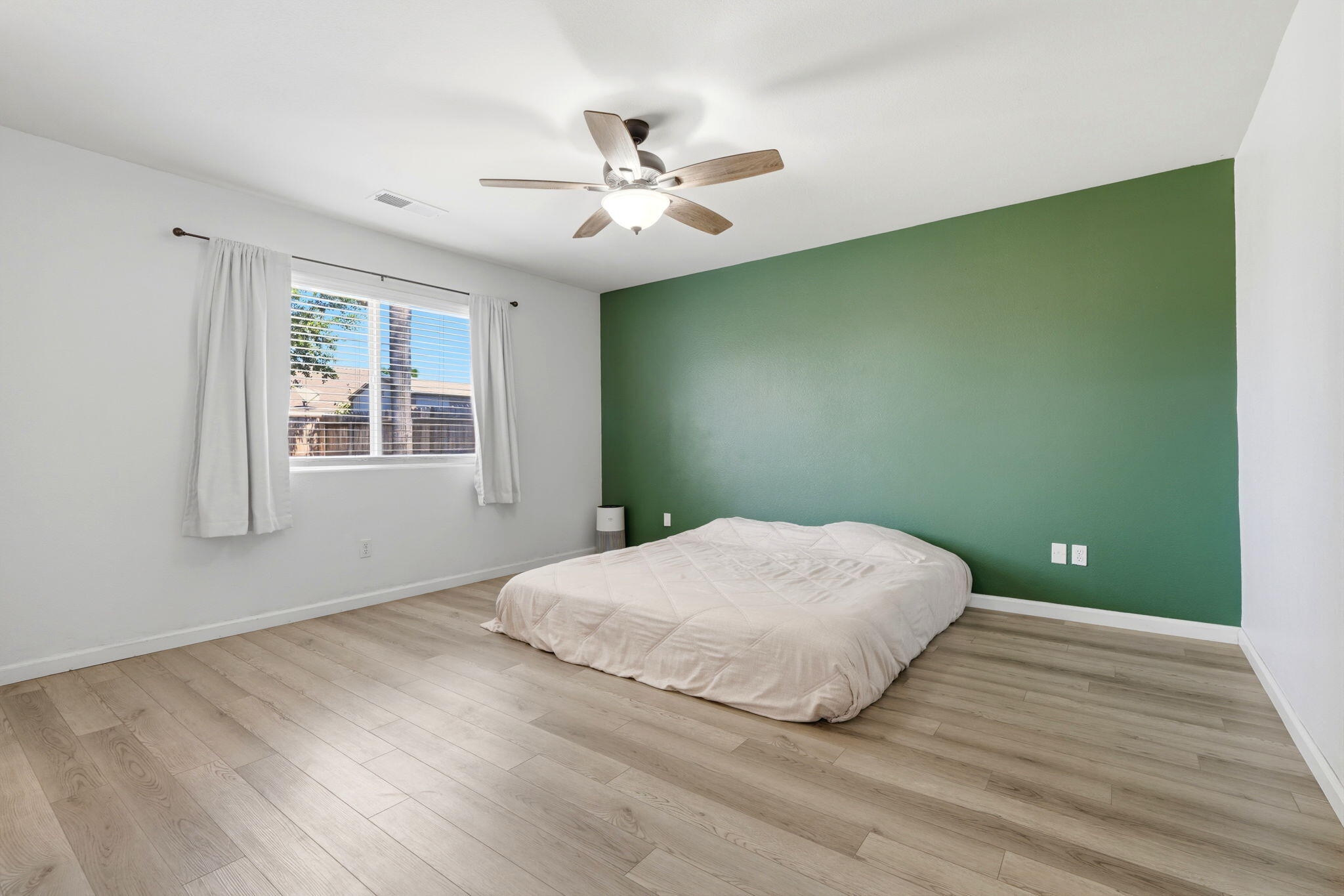 3118 W Loyola Ct, Visalia, CA 93277