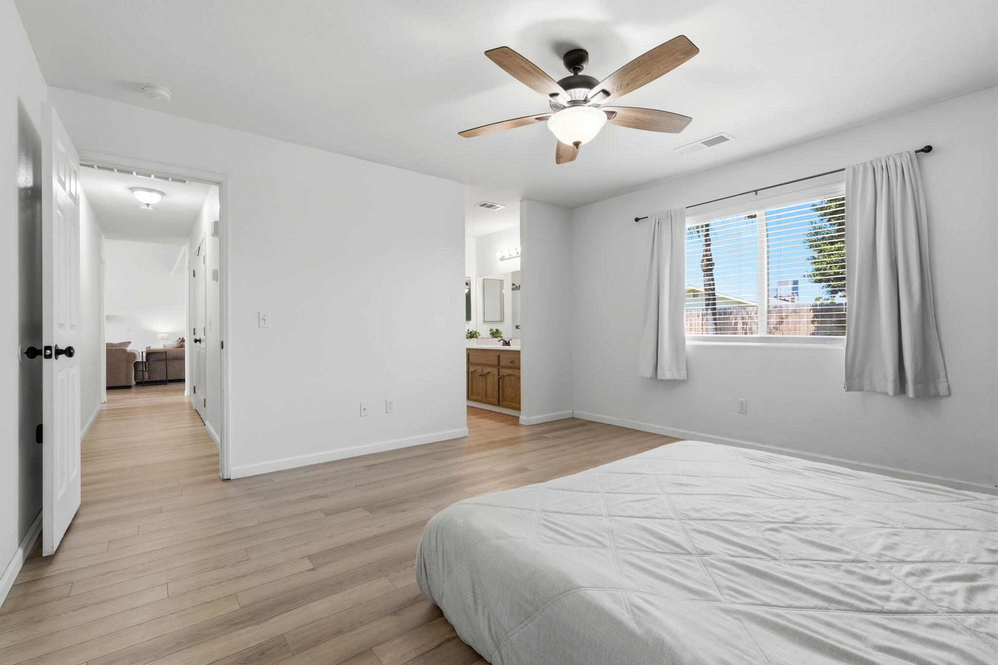 3118 W Loyola Ct, Visalia, CA 93277