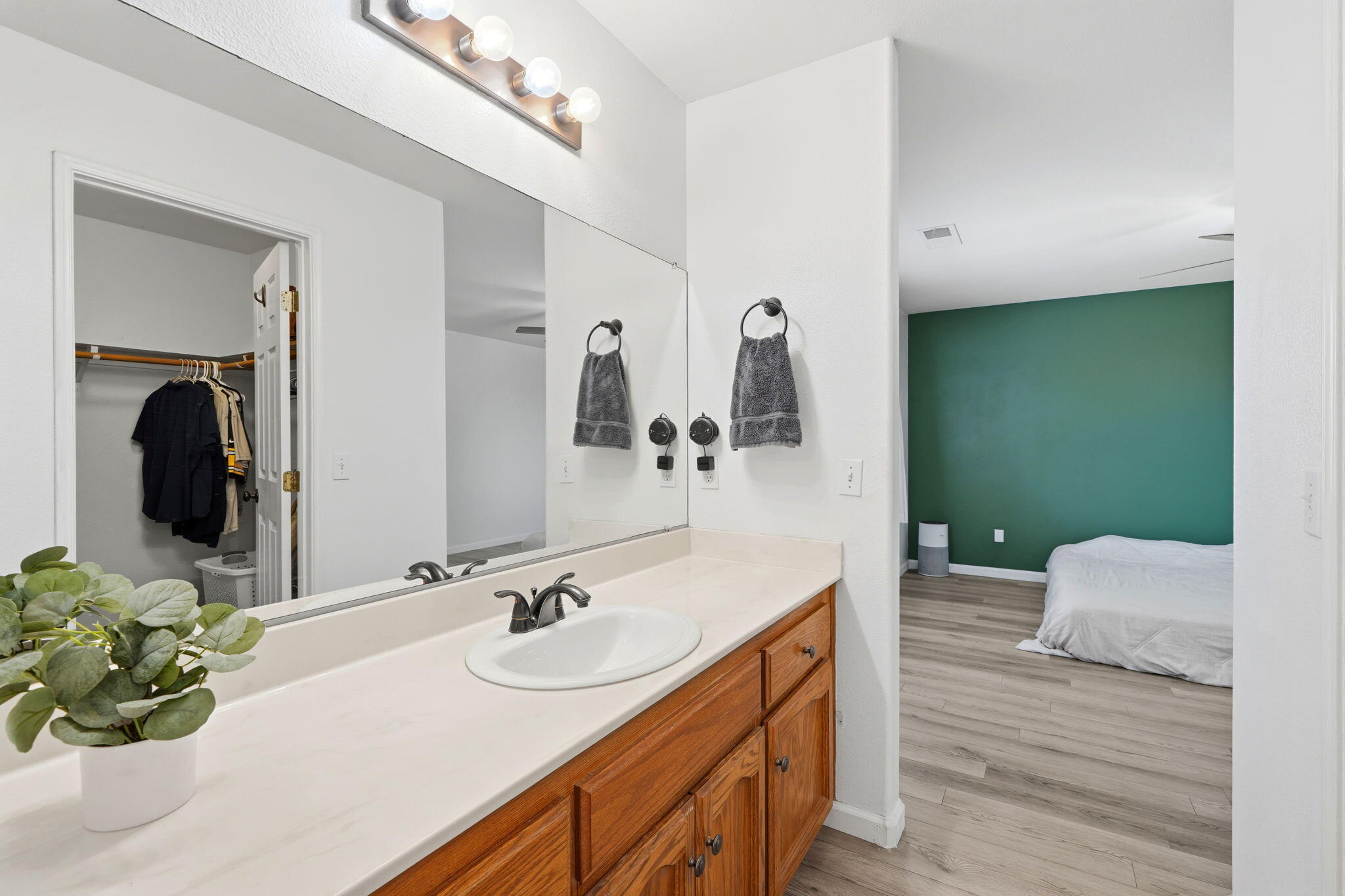 3118 W Loyola Ct, Visalia, CA 93277