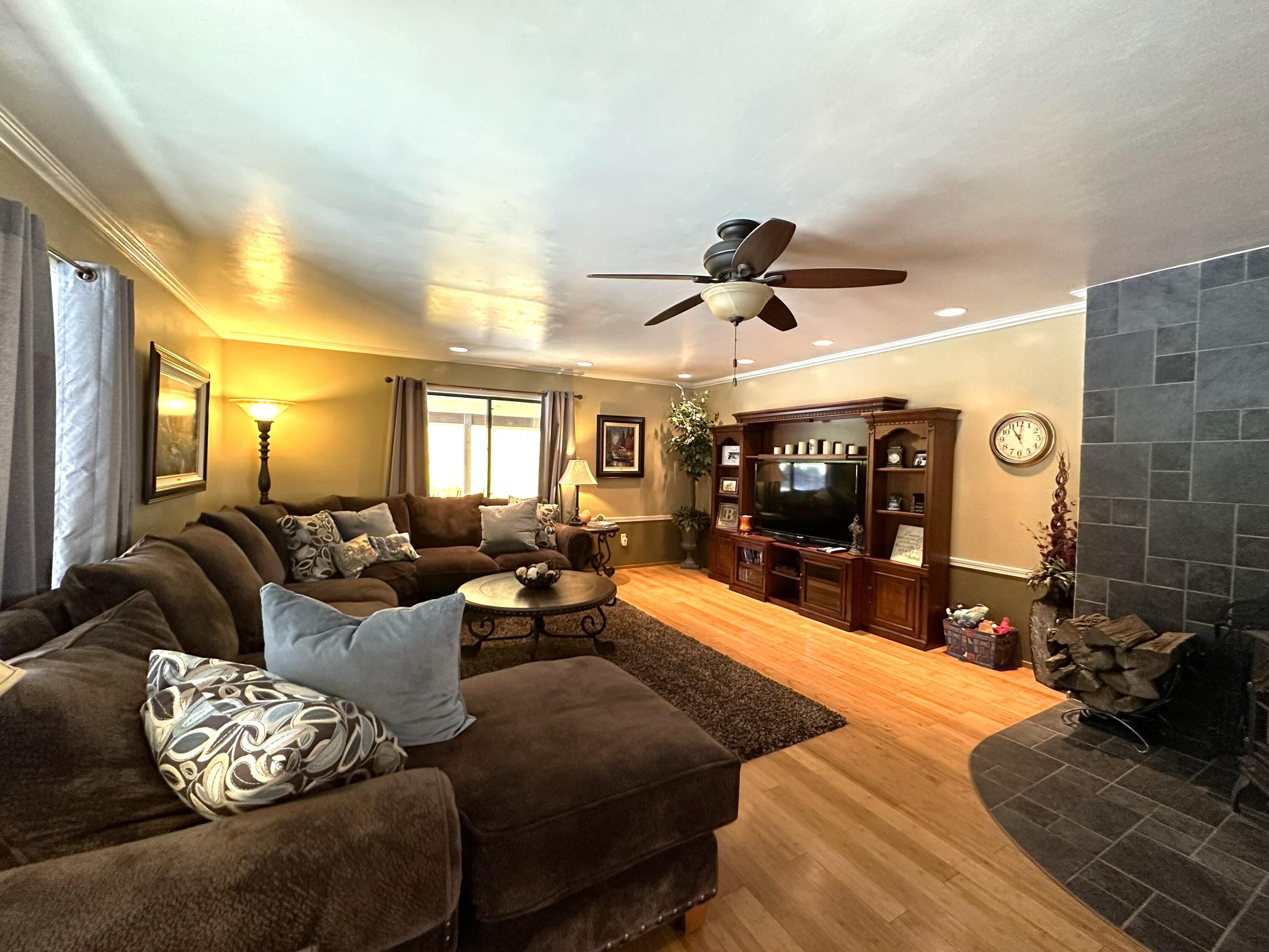 44127 Pine Flat Dr, California Hot Springs, CA 93207