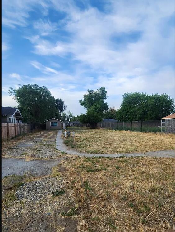 301 W Braden Ave, Hanford, CA 93230