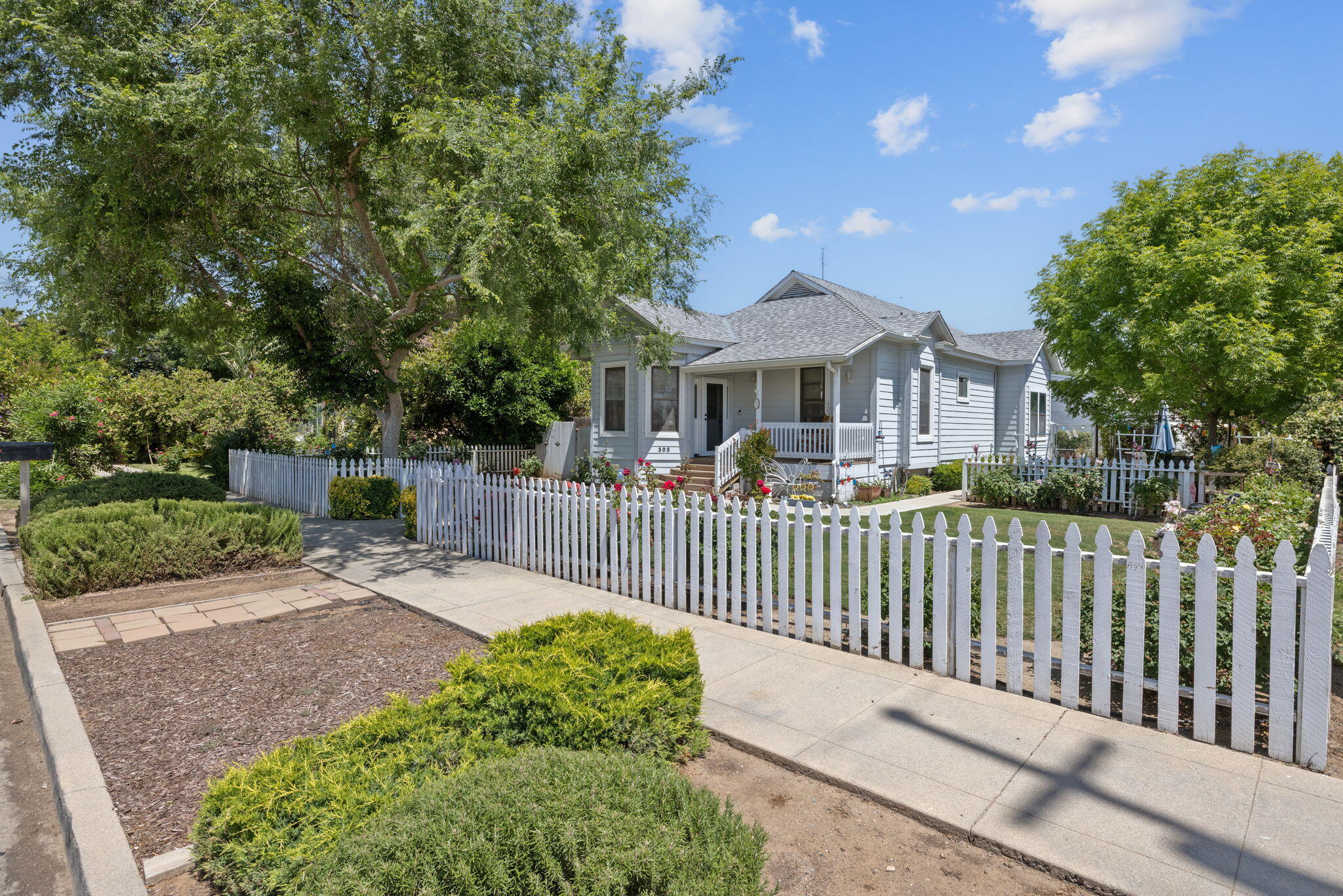 303 N E St, Exeter, CA 93221
