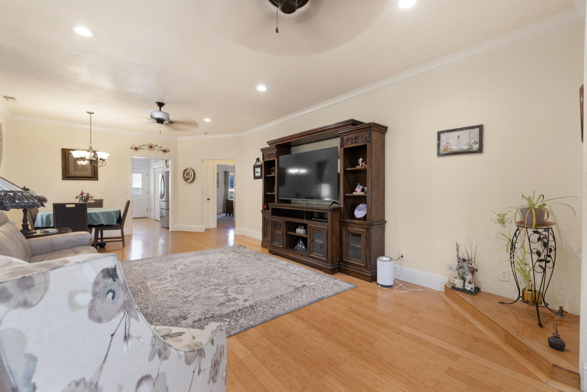 303 N E St, Exeter, CA 93221