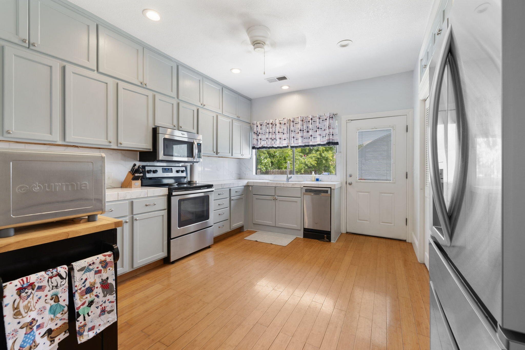 303 N E St, Exeter, CA 93221