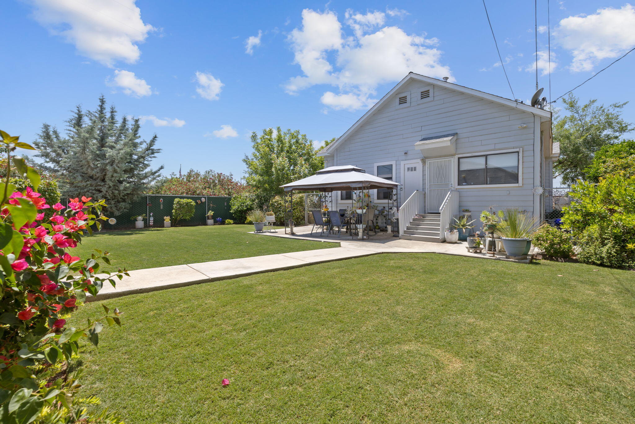 303 N E St, Exeter, CA 93221