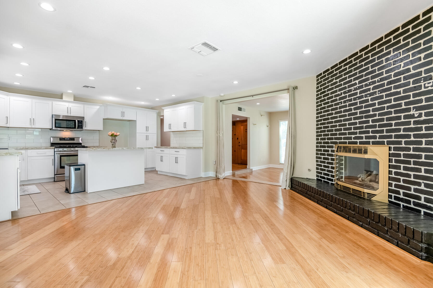 3137 S West St, Visalia, CA 93277