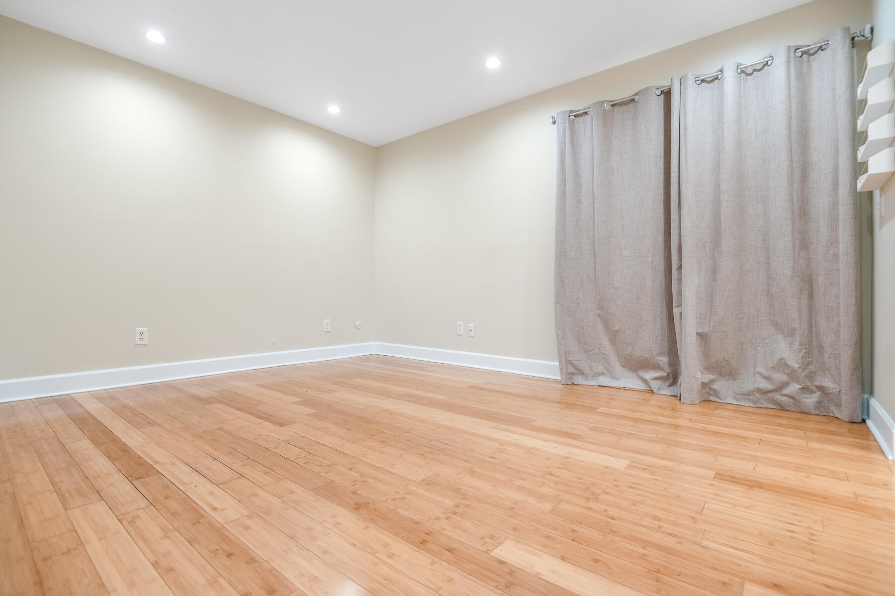 3137 S West St, Visalia, CA 93277