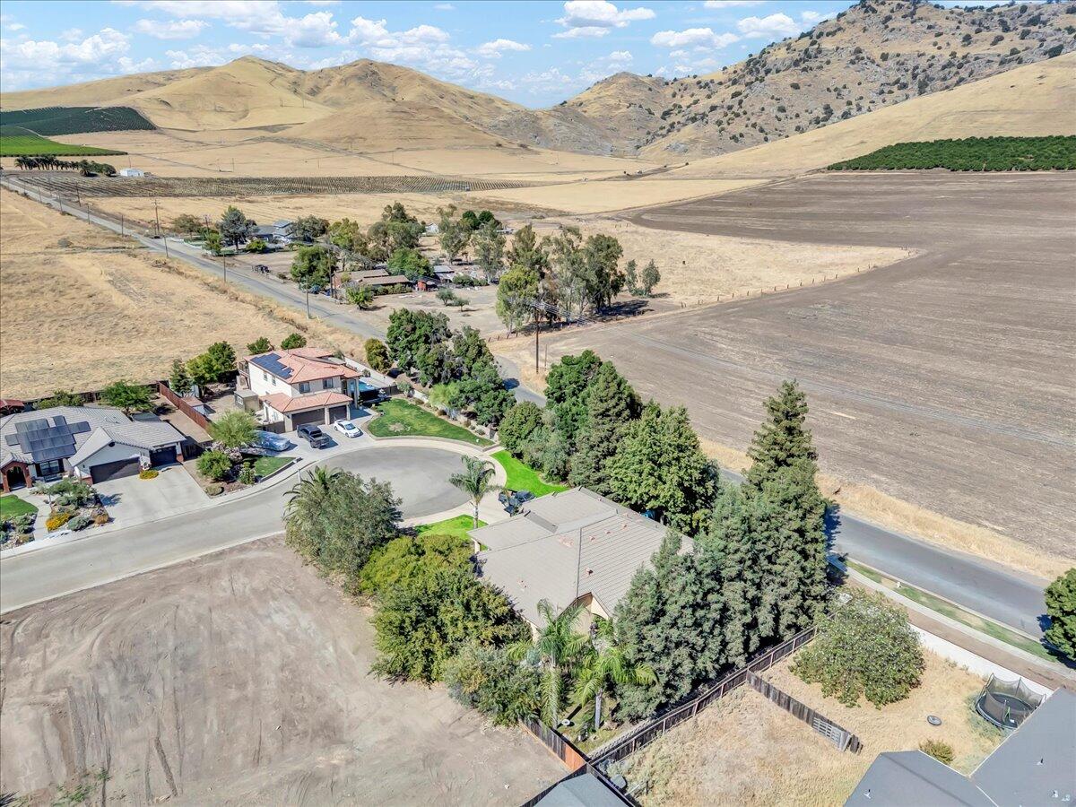 1189 E Fairhaven Ct, Porterville, CA 93257
