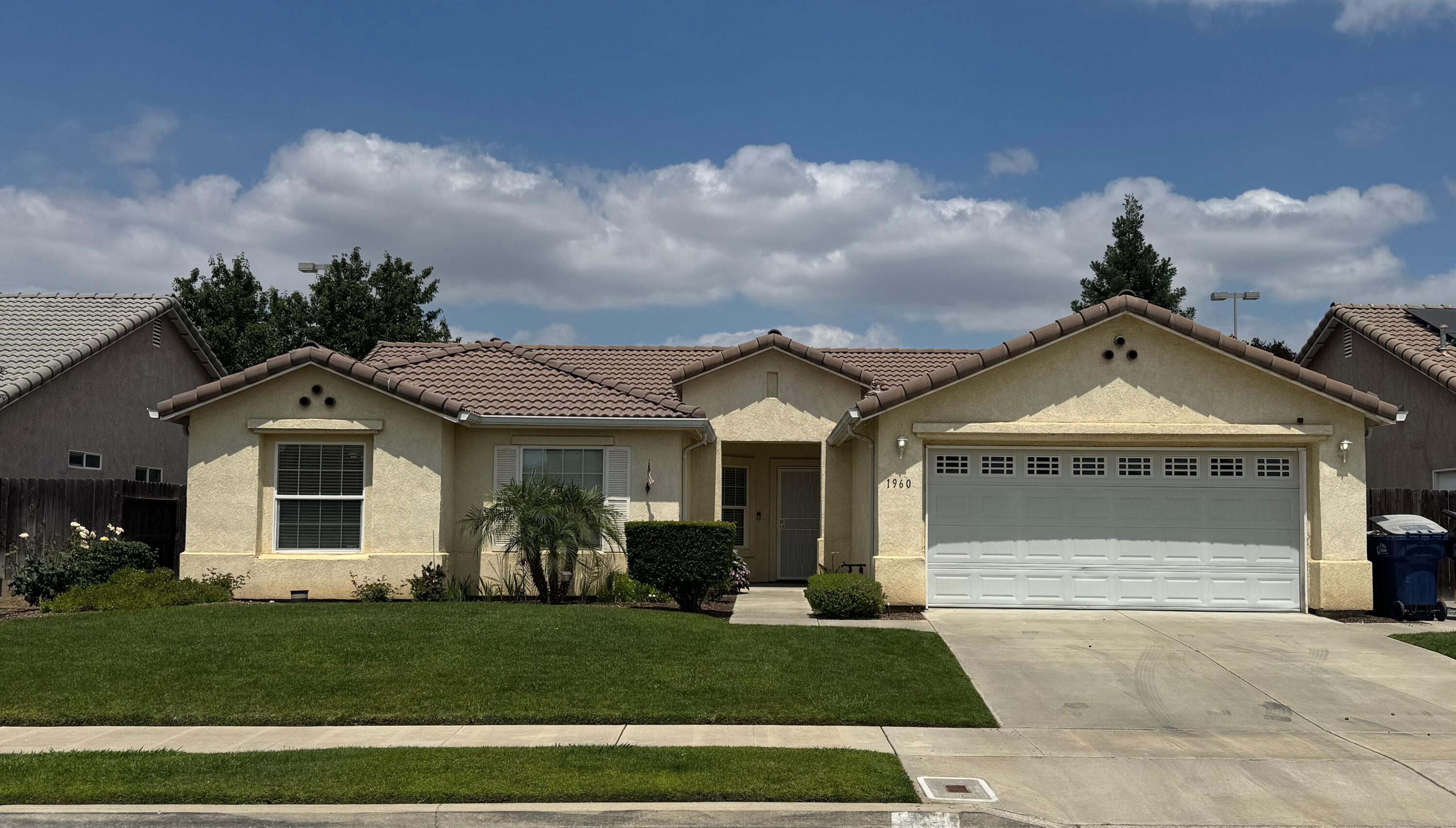 1960 E NE Sandalwood Ave, Tulare, CA 93274