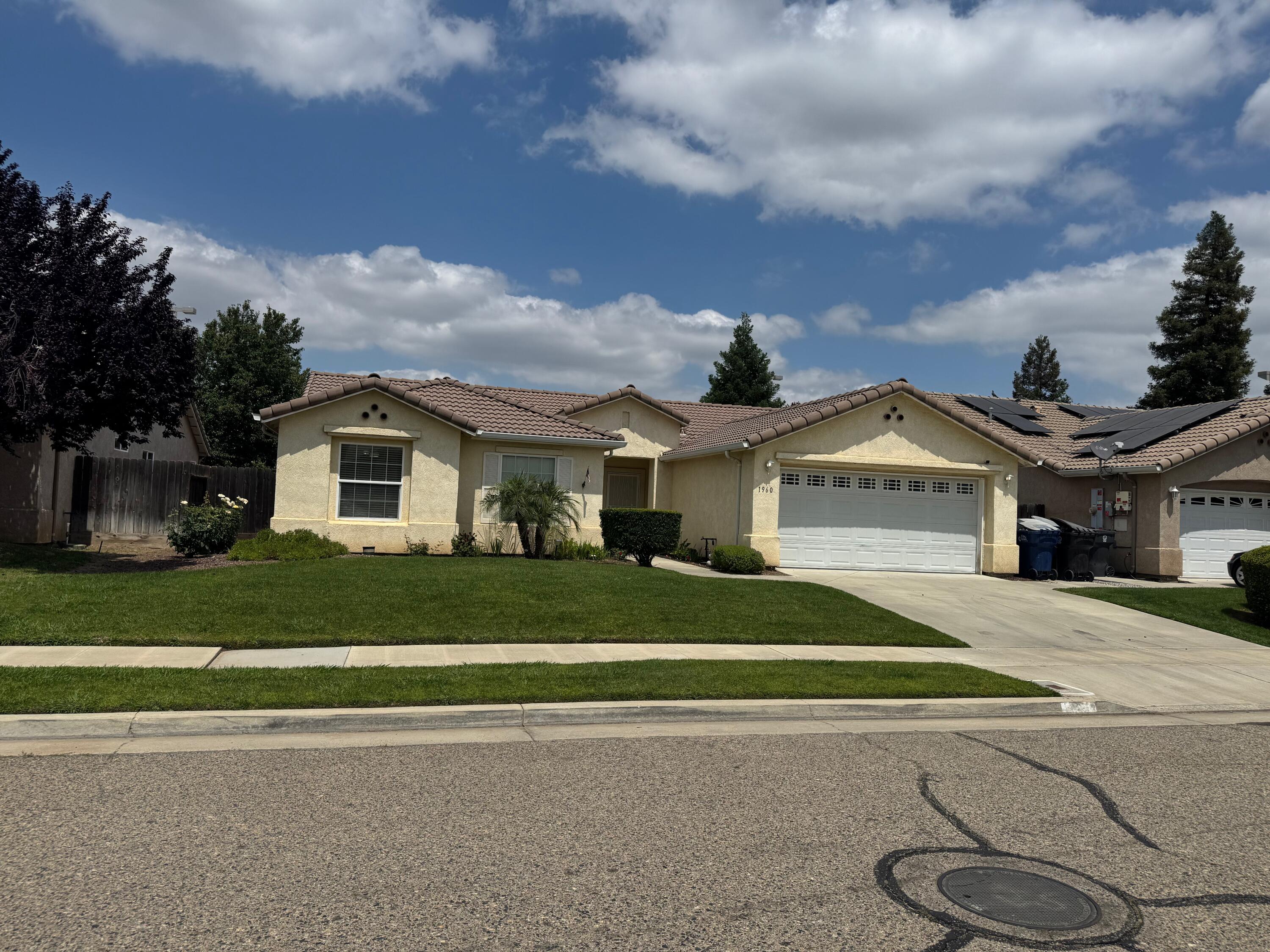 1960 E NE Sandalwood Ave, Tulare, CA 93274