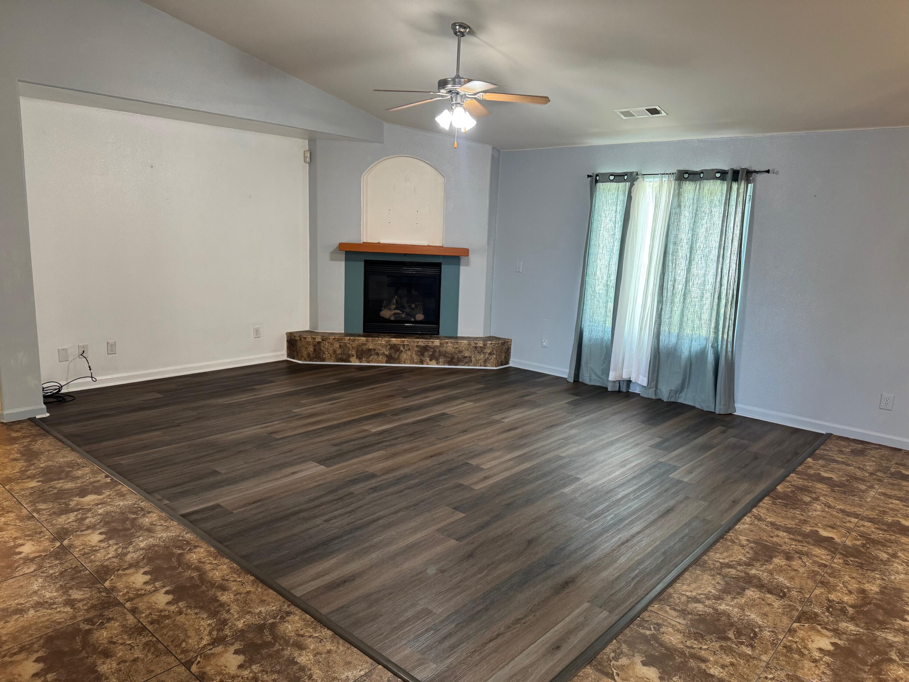 1960 E NE Sandalwood Ave, Tulare, CA 93274