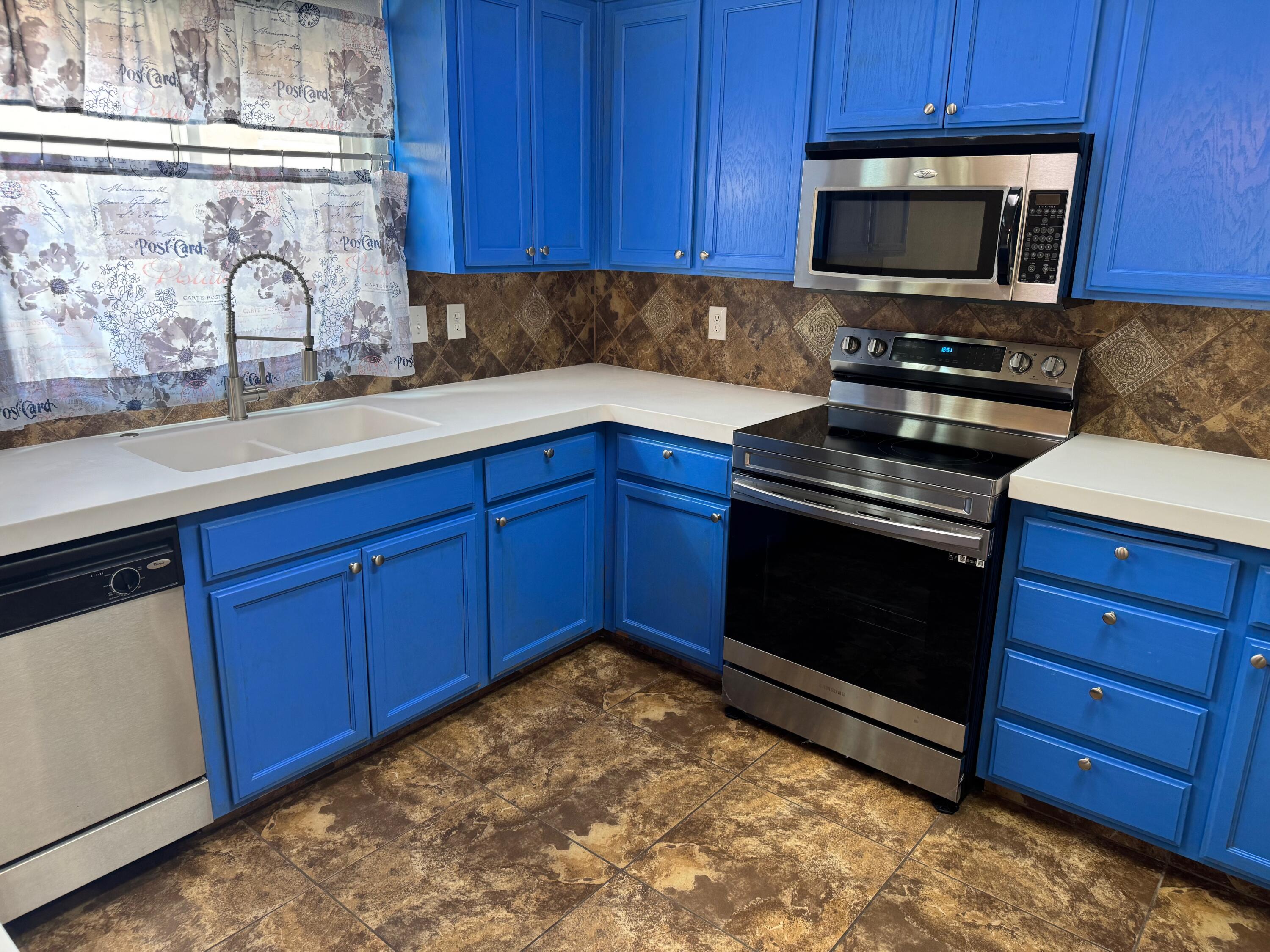 1960 E NE Sandalwood Ave, Tulare, CA 93274
