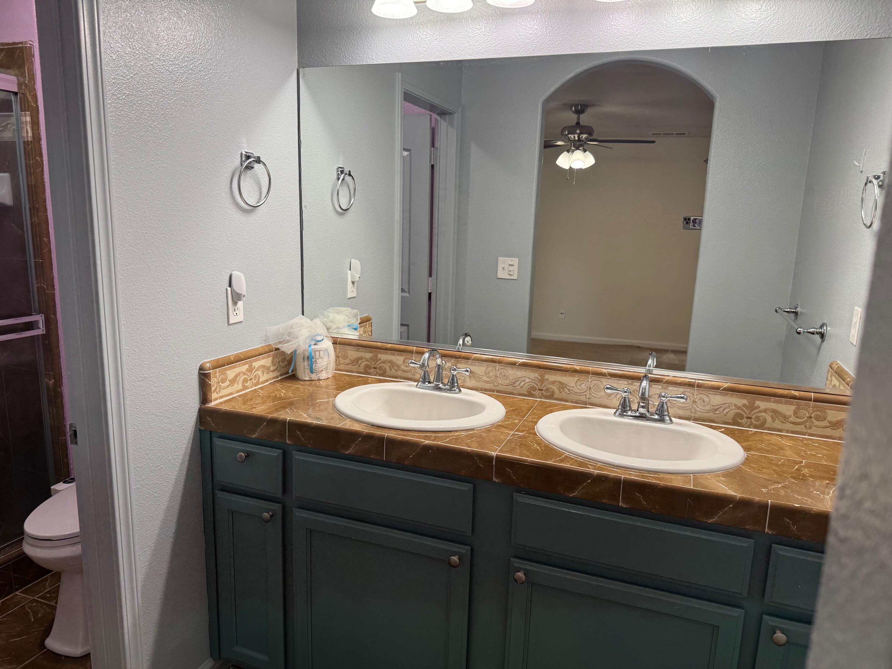 1960 E NE Sandalwood Ave, Tulare, CA 93274