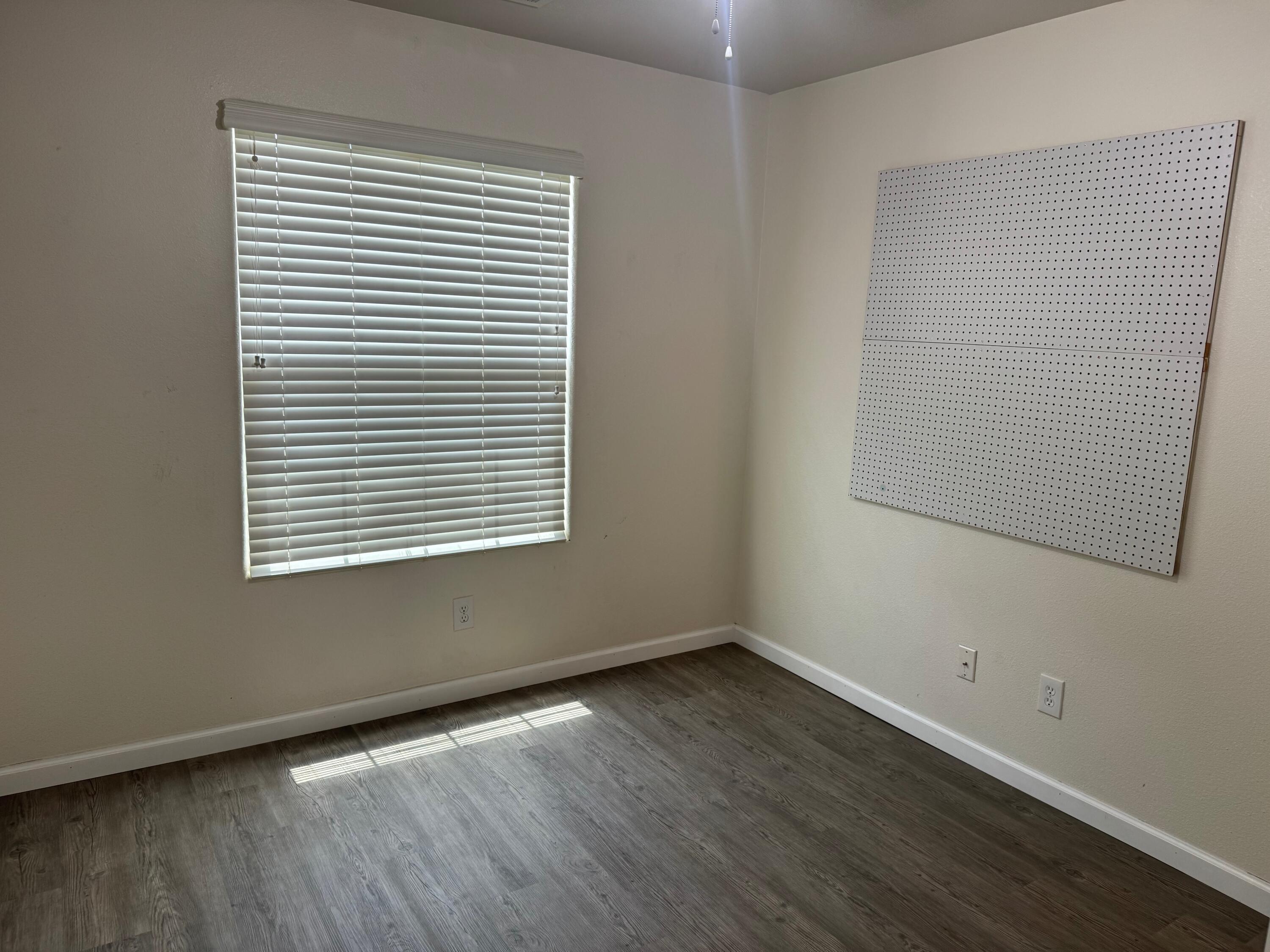1960 E NE Sandalwood Ave, Tulare, CA 93274