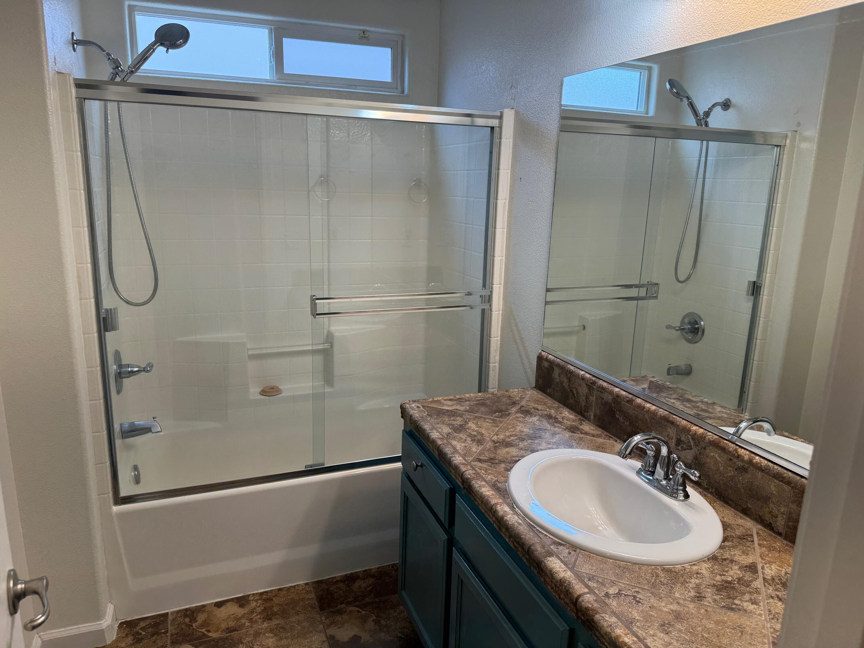 1960 E NE Sandalwood Ave, Tulare, CA 93274
